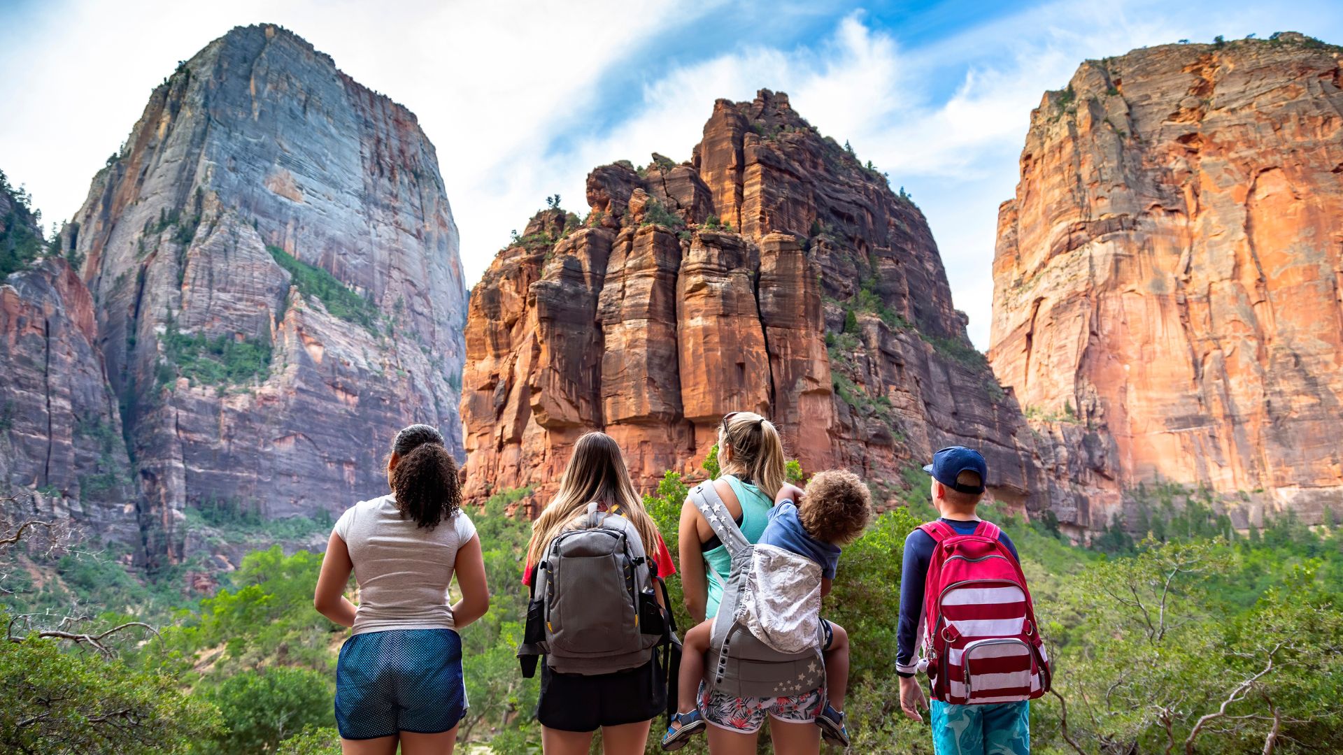 Família contemplando o monumento no parque nacional Zion
