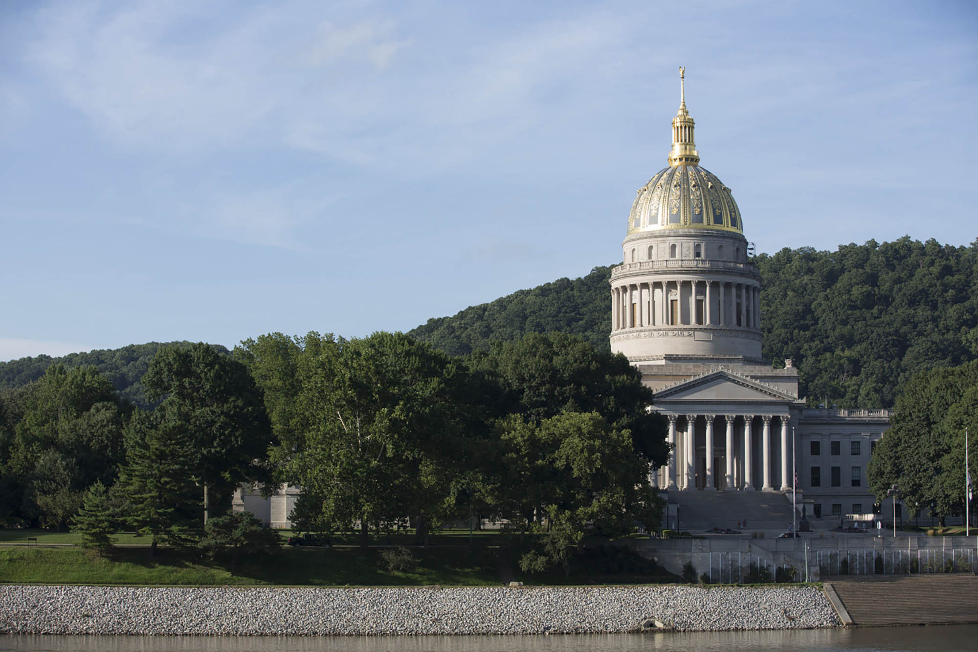 La forêt luxuriante qui entoure le CapitoleVirginie l’Ouest à Charleston