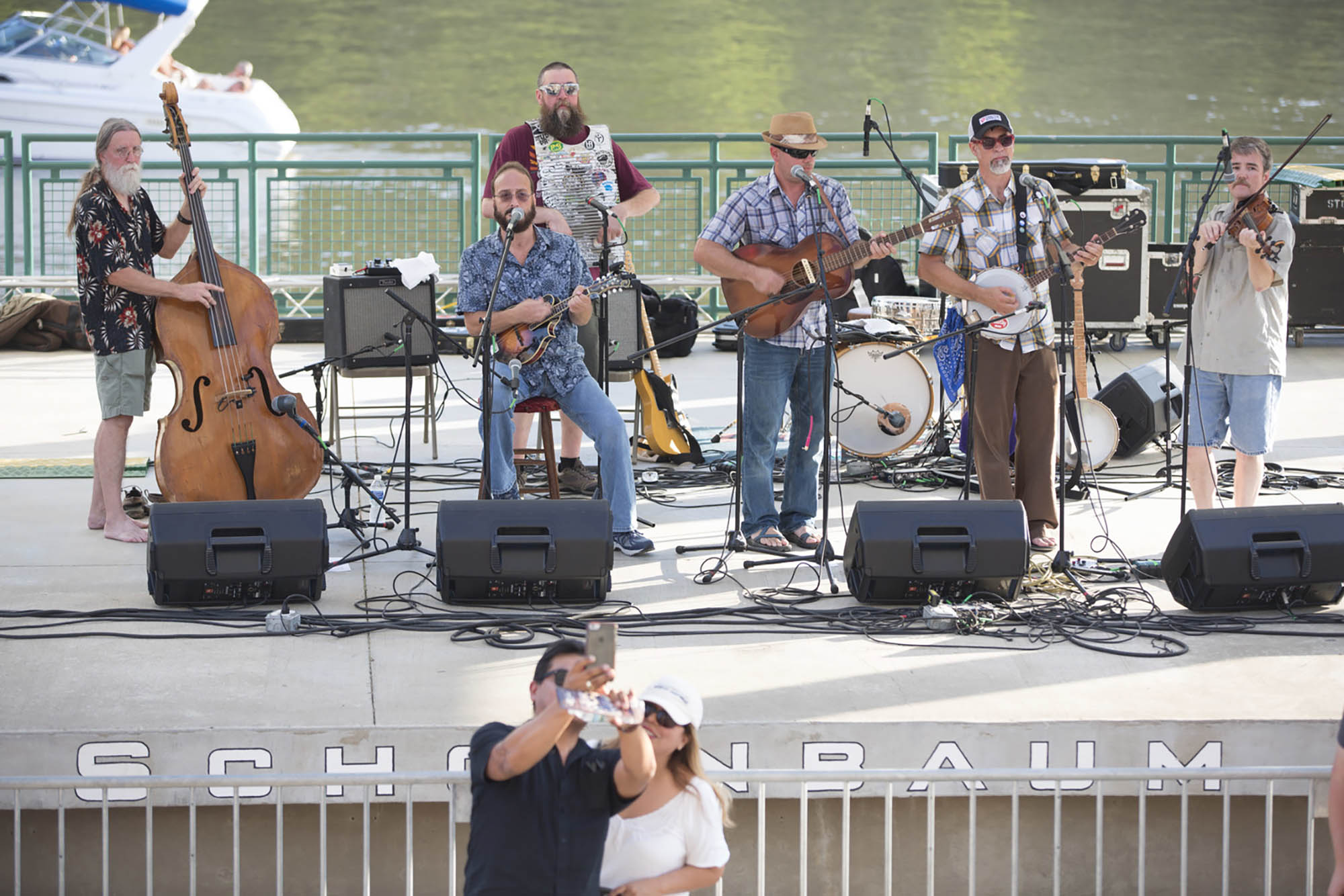 Un groupe se produit sur la scène Schoenbaum au Haddad Riverfront Park à Charleston, l’Ouest Virginie l’Ouest .