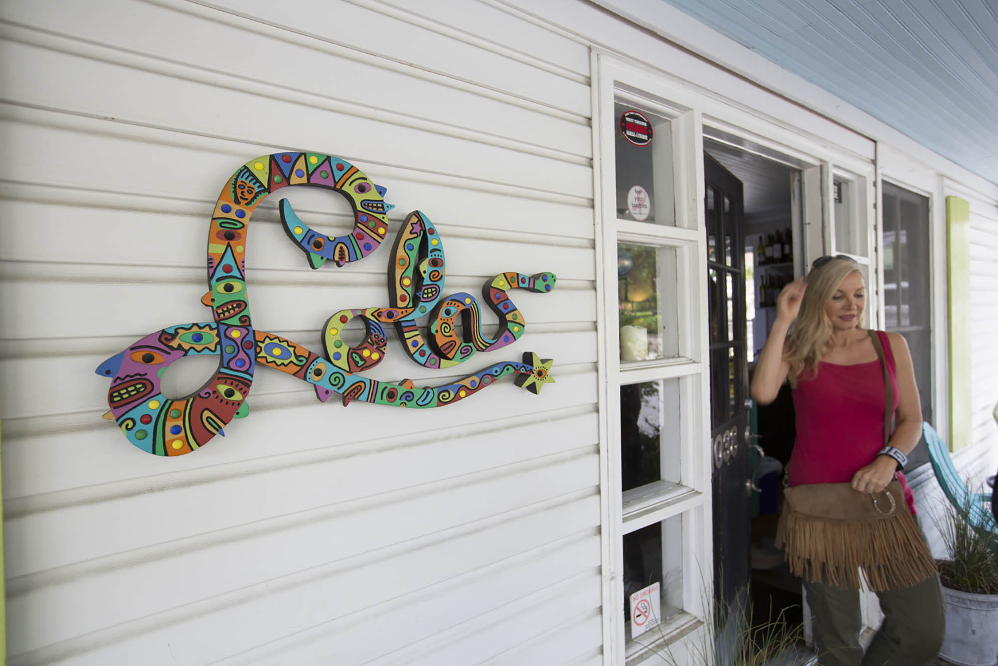 Une femme devant la pizzeria Lola’s Pizza à Charleston, l’Ouest Virginie l’Ouest