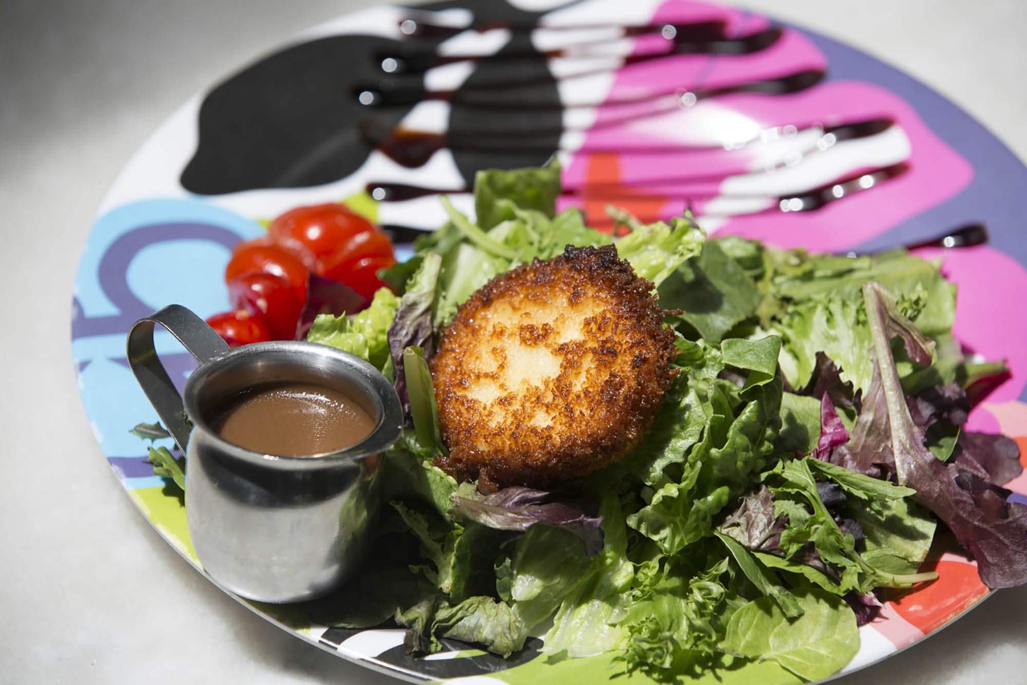 La salade au fromage de chèvre poêlé chez Lola’s Pizza à Charleston,Virginie l’Ouest