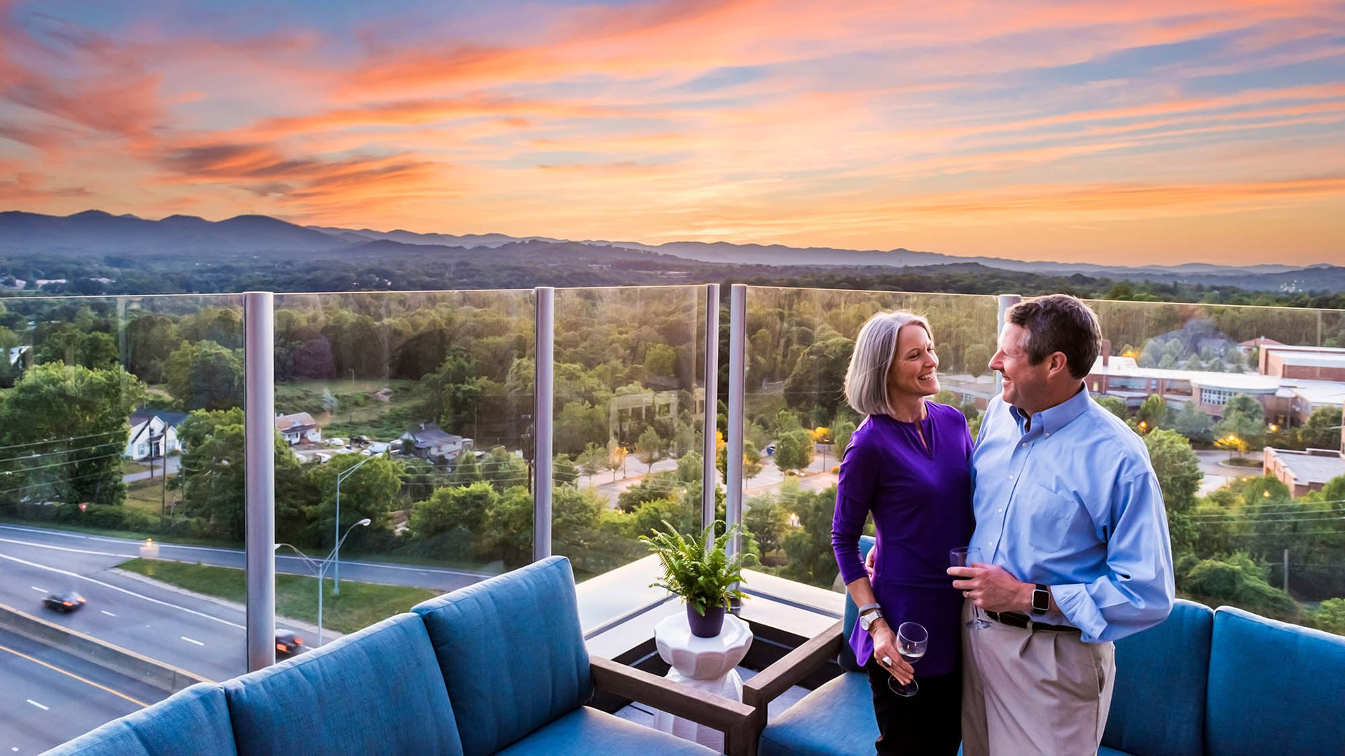 Die Montford Rooftop Bar in Asheville, North Carolina Bildnachweis: ExploreAsheville.com