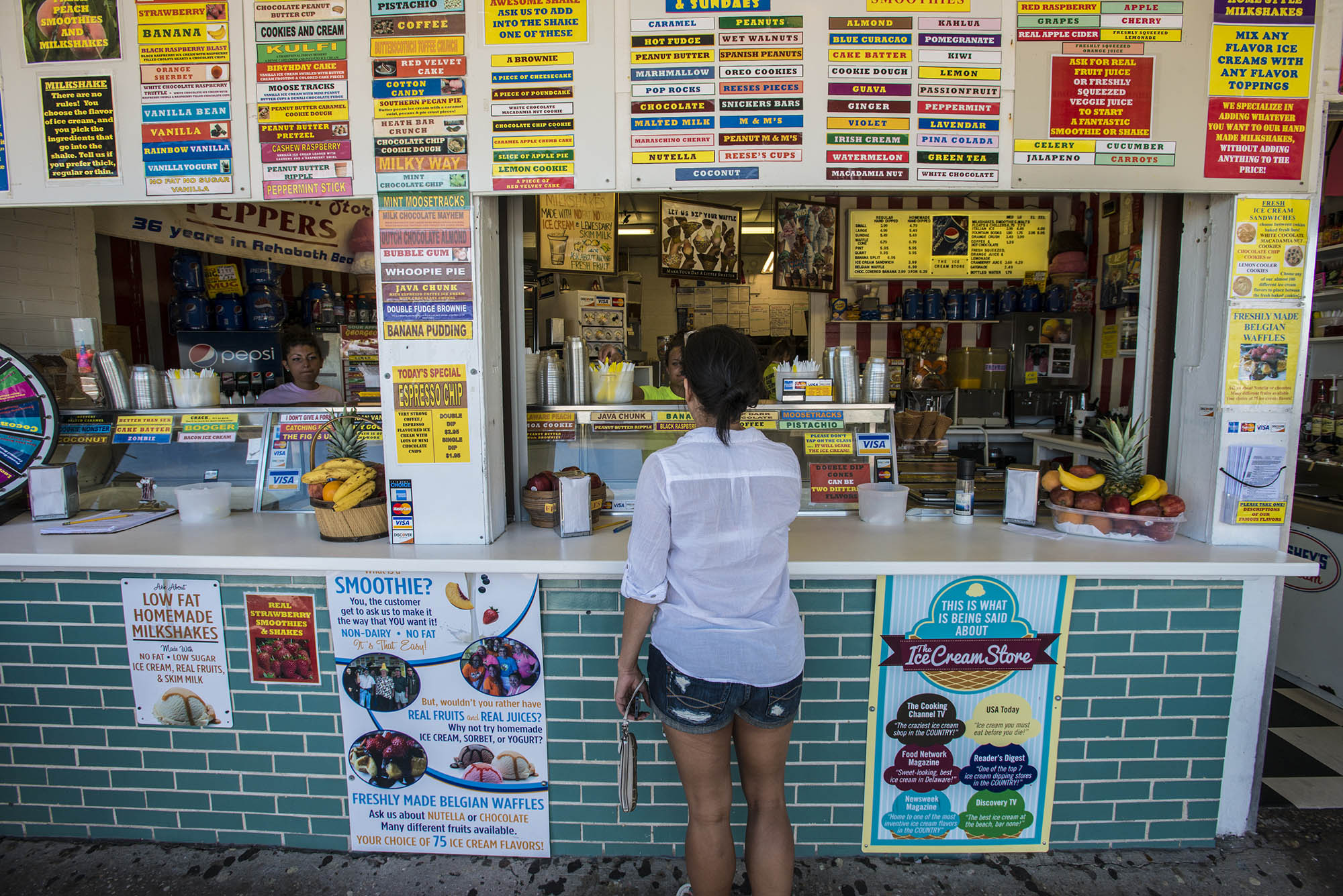 Pedindo sorvete na sorveteria The Ice Cream Store em Rehoboth Beach, Delaware 