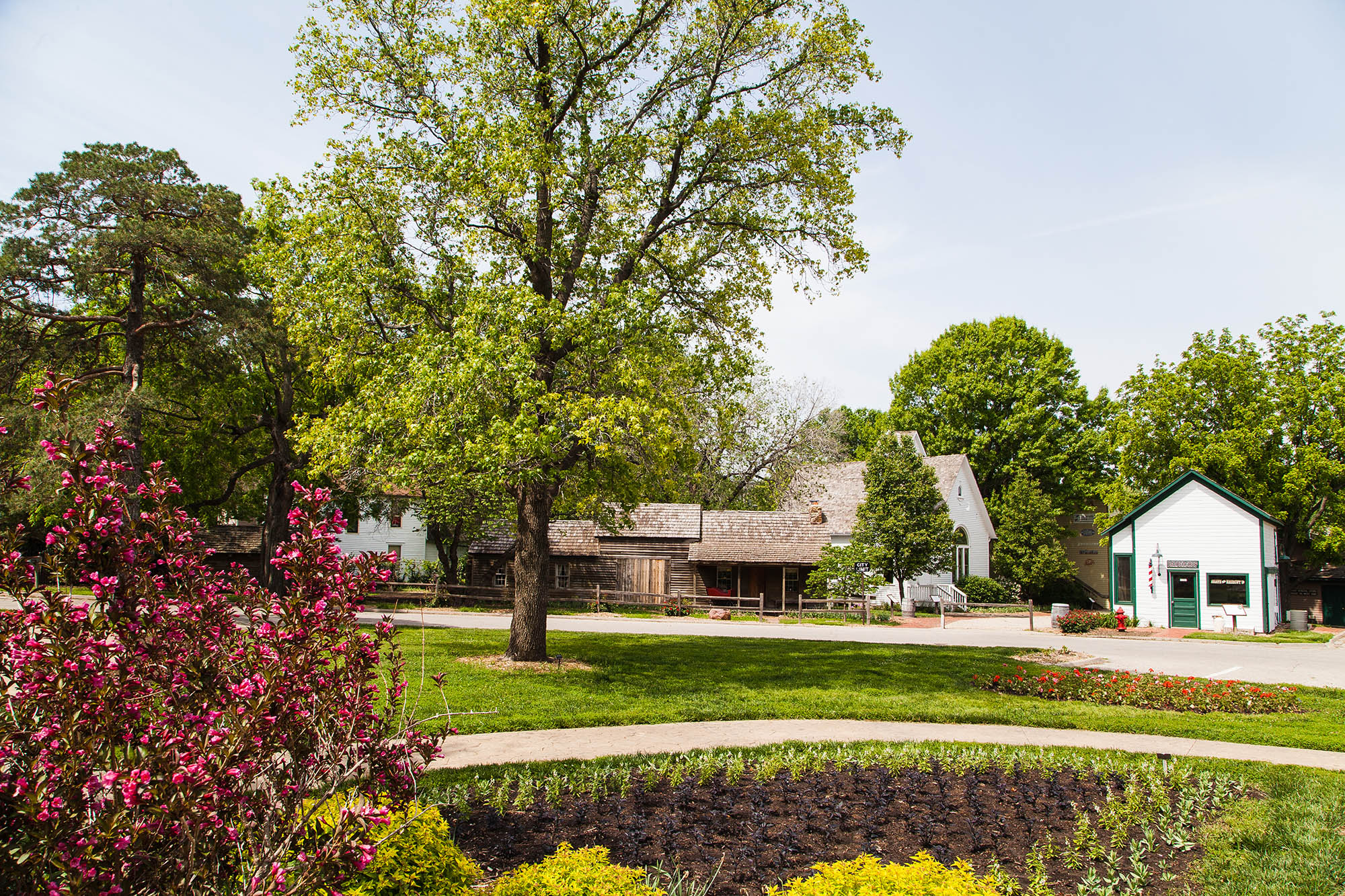 Les bâtiments historiques et jardins de Old Prairie Town au site historique et jardin botanique Ward-Meade