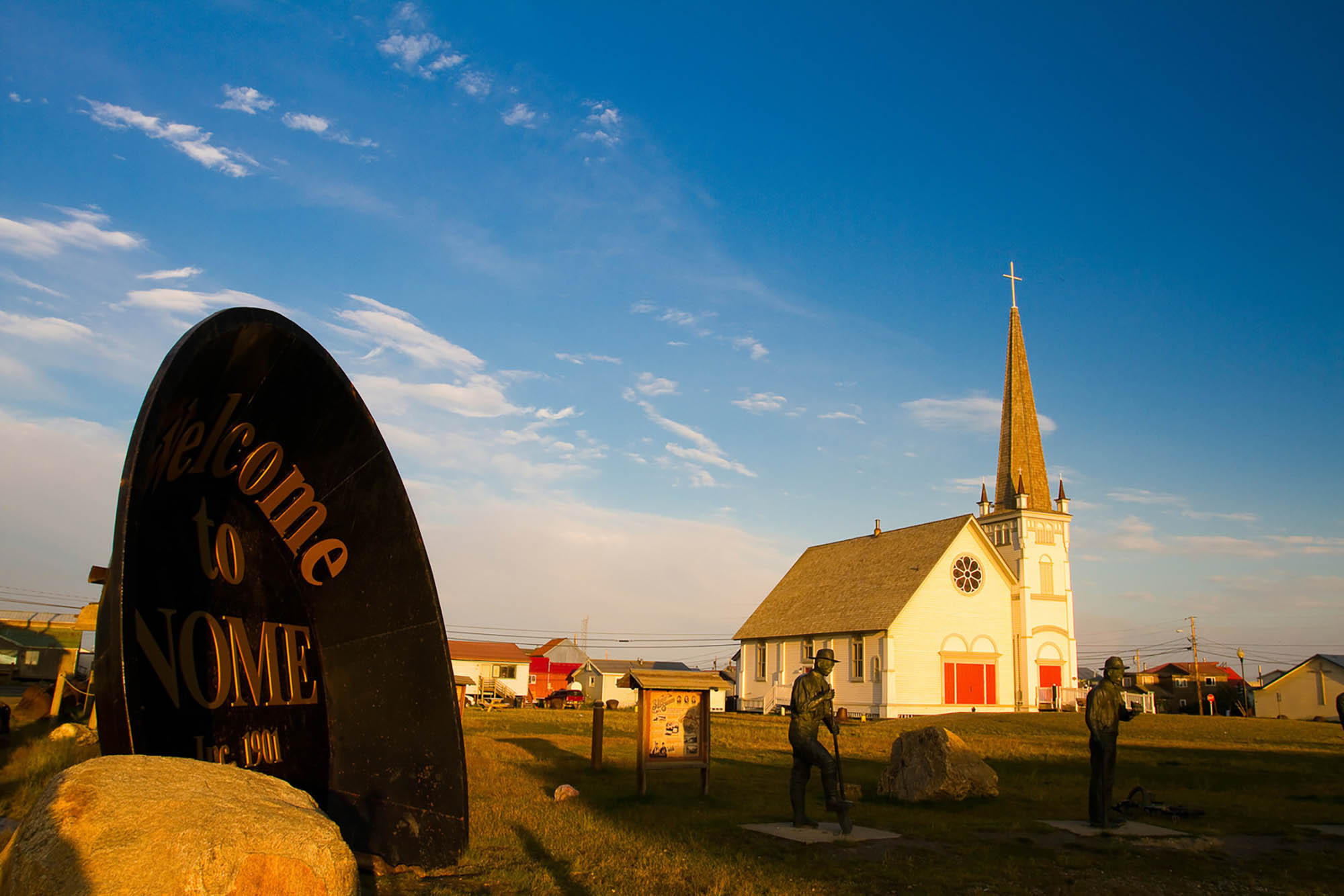 Le « Plus grand plateau d’or du monde » et l’ancien hôtel St. Joe’s au centre-ville de Nome, AlaskaCrédit : Michael DeYoung, Voyage Alaska