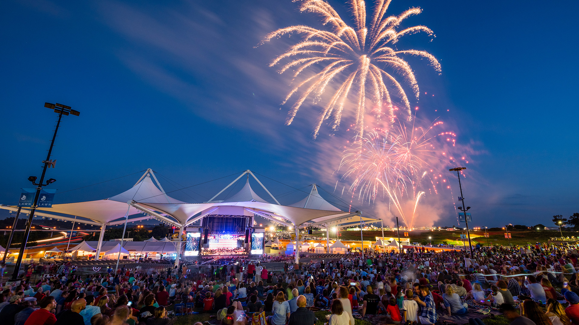 Feu d'artifice du 4 juillet au Walmart AMP à Rogers, dans l'Arkansas