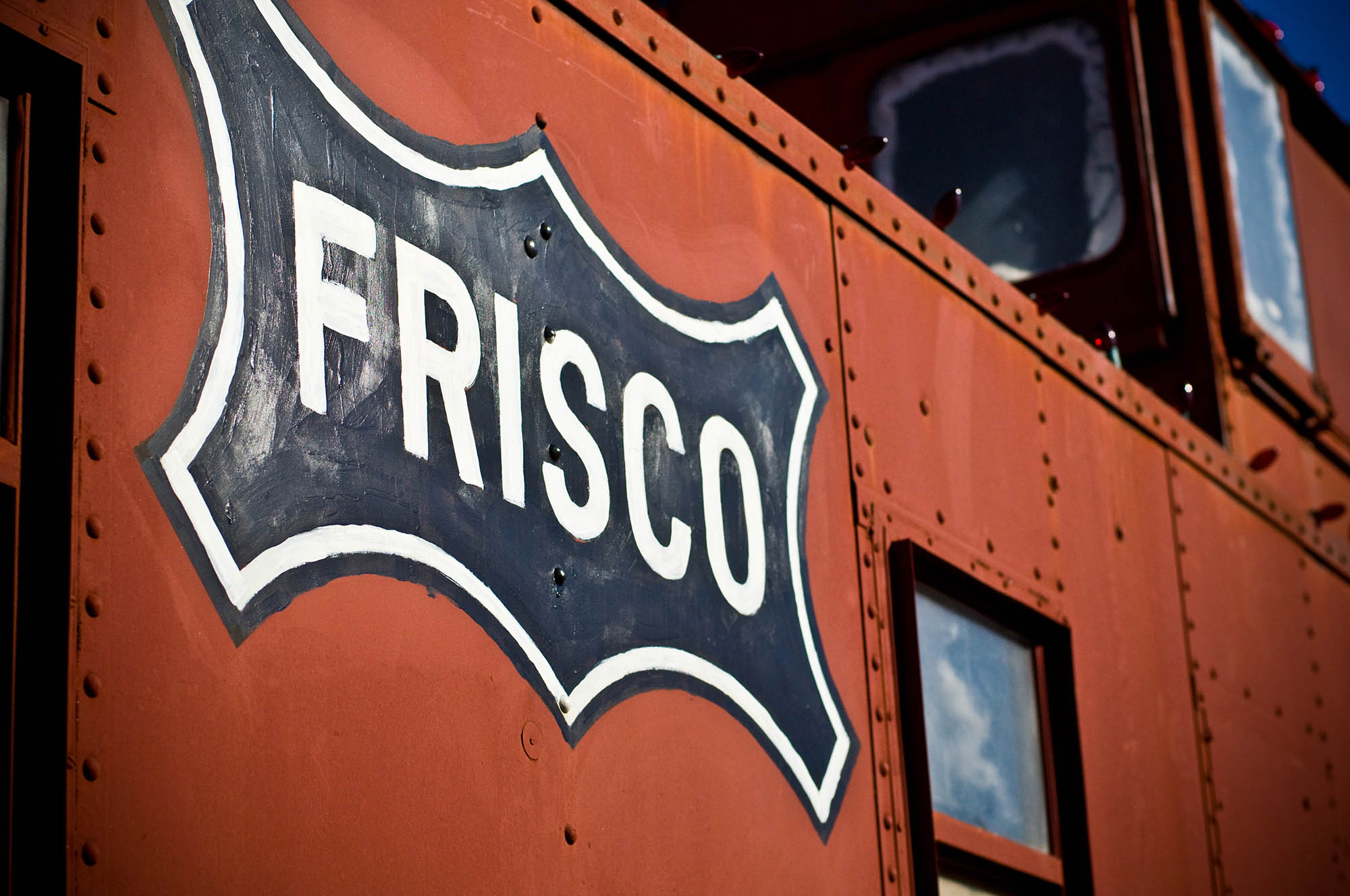 L'extérieur d'un train de la Frisco Railroad à Rogers, dans l'Arkansas