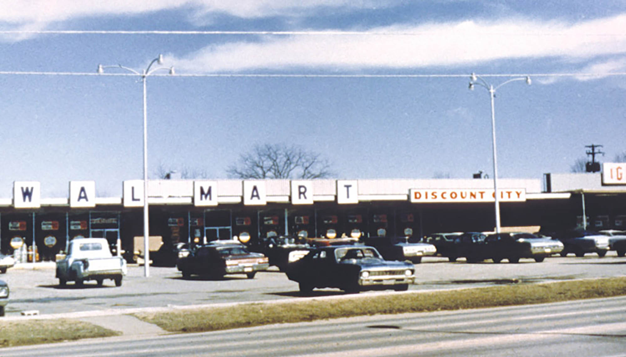 Une photographie d'époque du premier magasin Walmart à Rogers, dans l'Arkansas