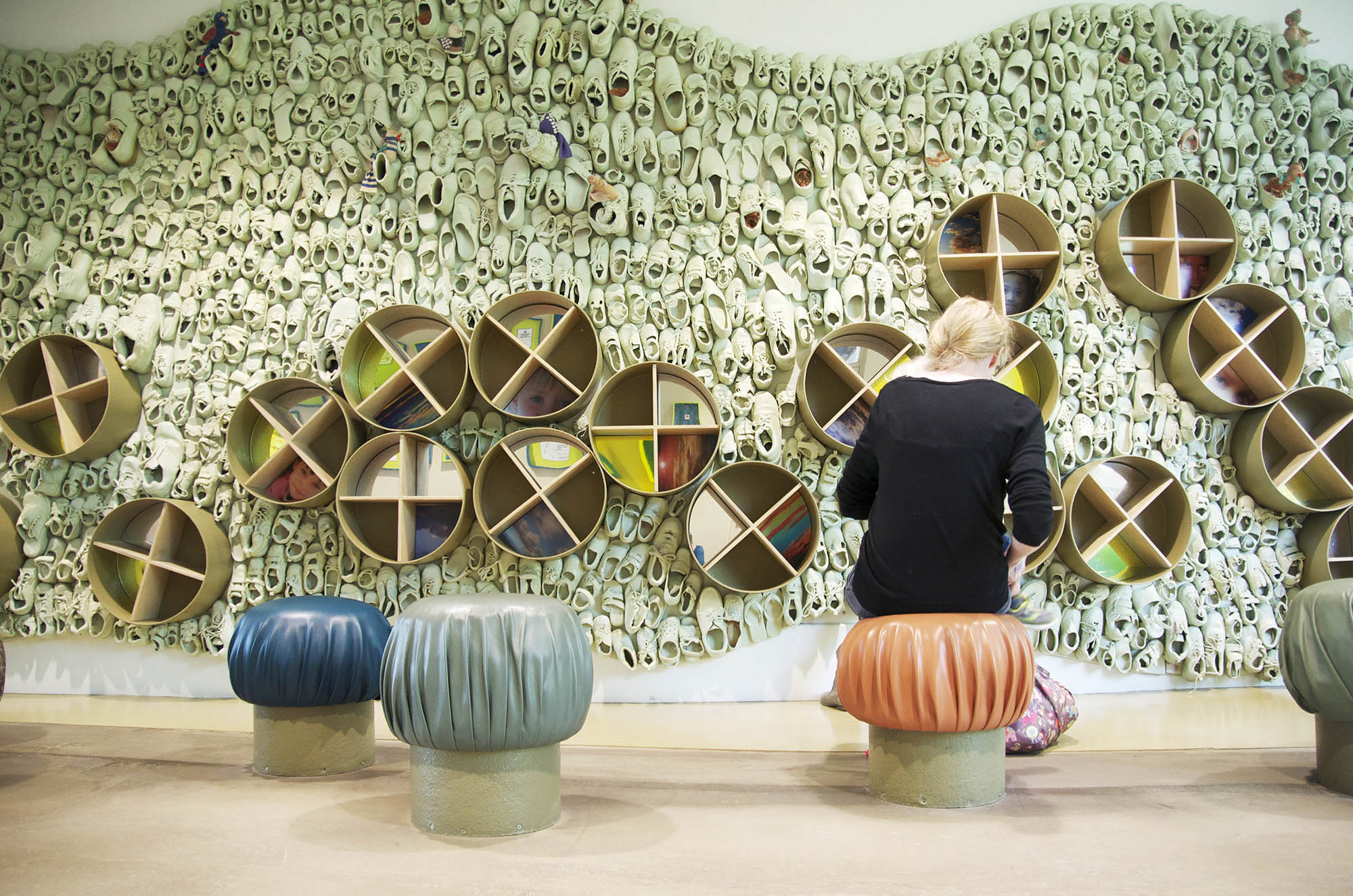 Une installation artistique de chaussures pour enfants au Musée des enfants de Phoenix en Arizona