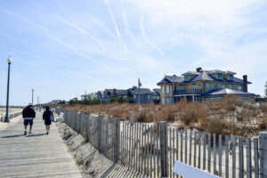 Maisons surplombant le Rehoboth Beach Promenade en bois Rehoboth Beach, Delaware