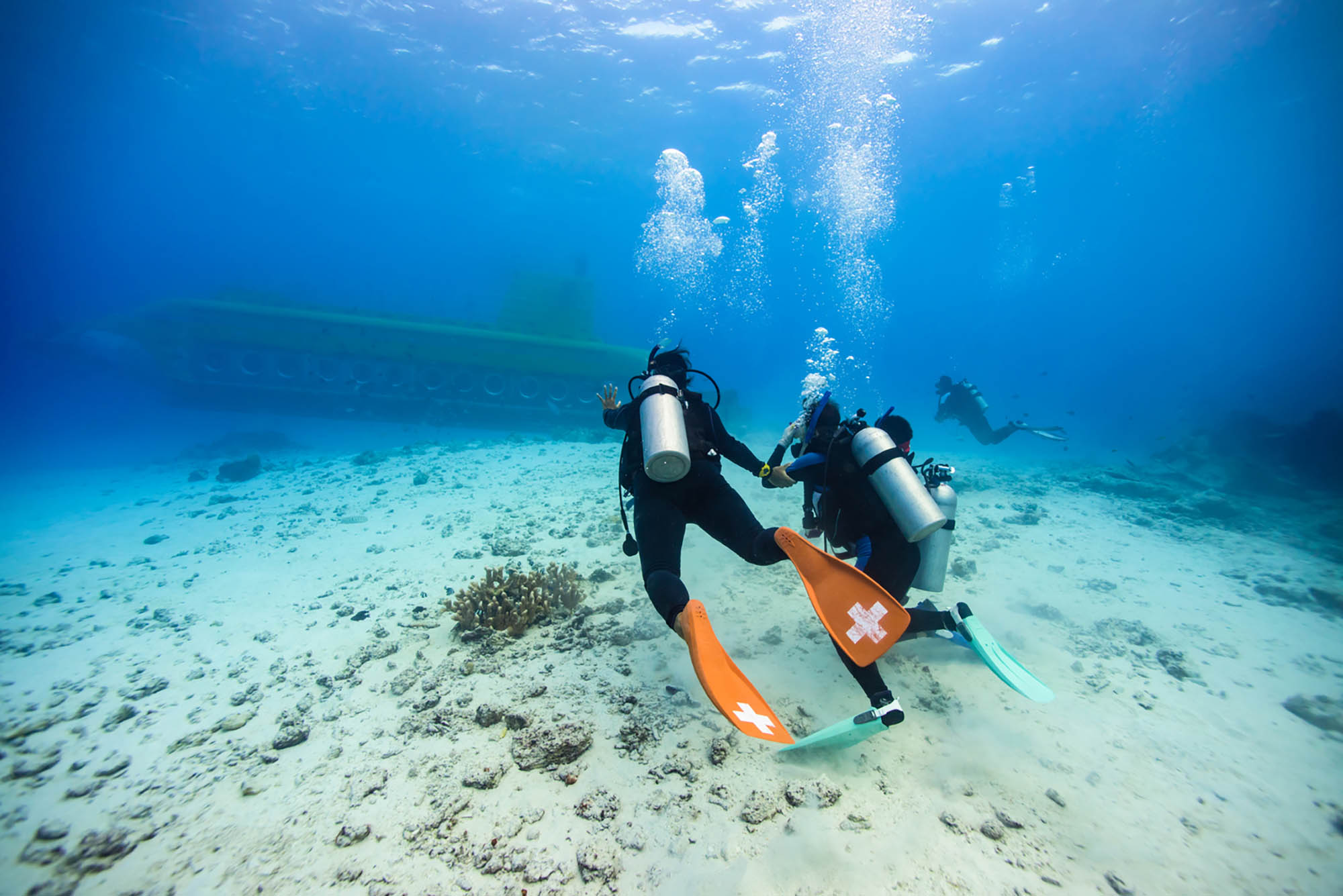Plongeurs explorant la Philippine Sea près de la côte de Tinian, îles Mariannes du Nord