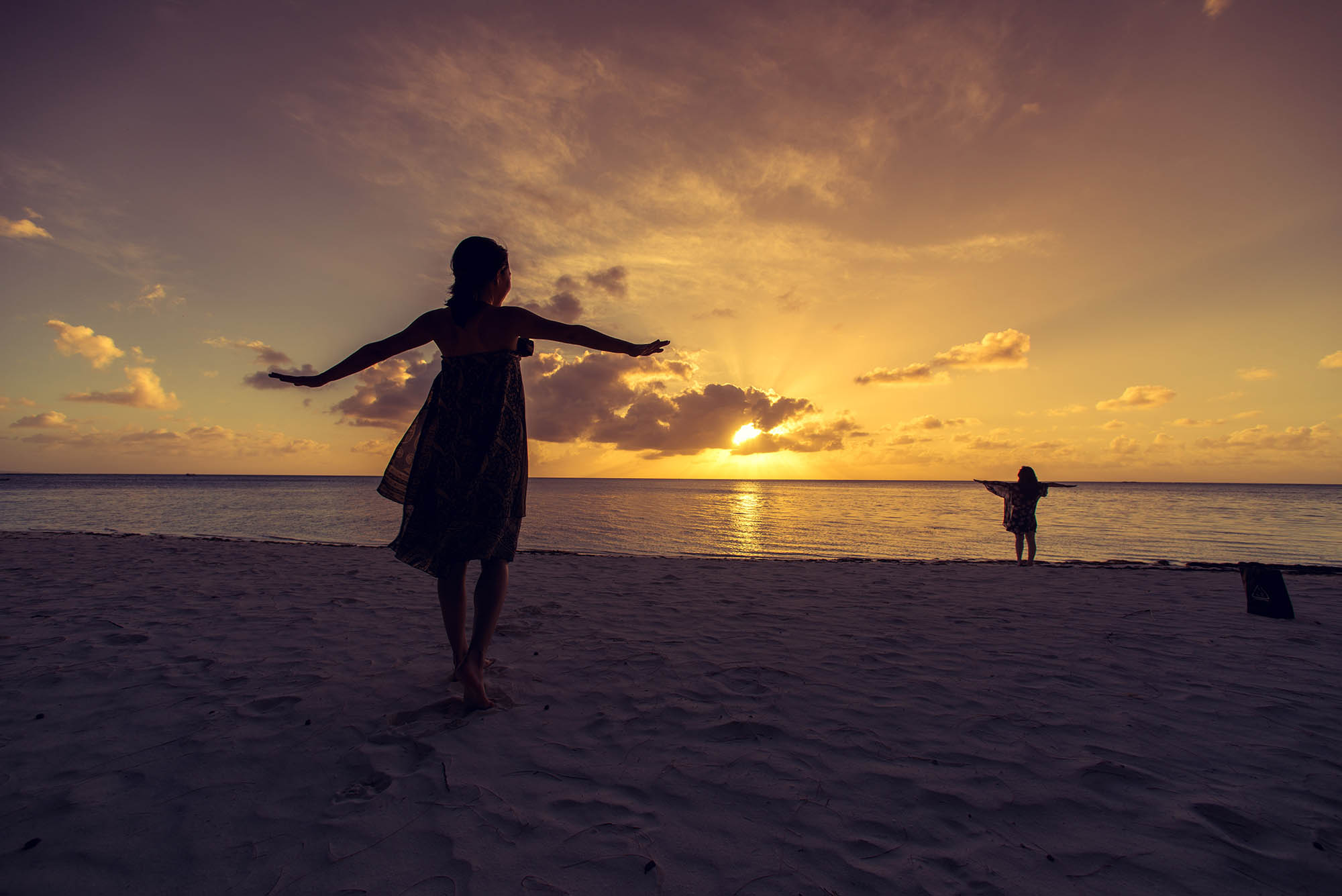 Um pôr do sol dourado em uma praia de Saipan, Ilhas Marianas Setentrionais