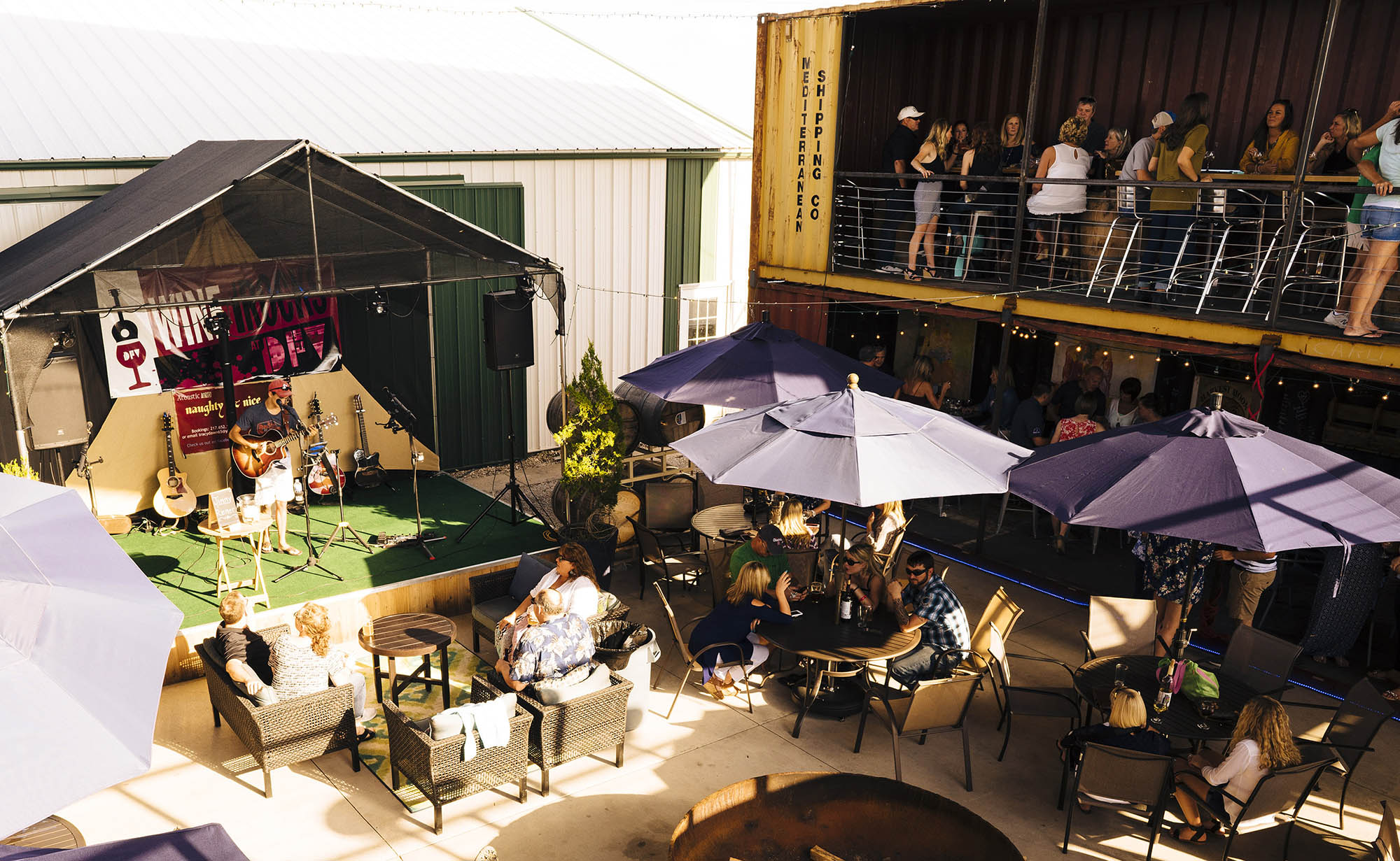 Área ao ar livre na vinícola Danenberger Family Vineyards, perto de Springfield, Illinois