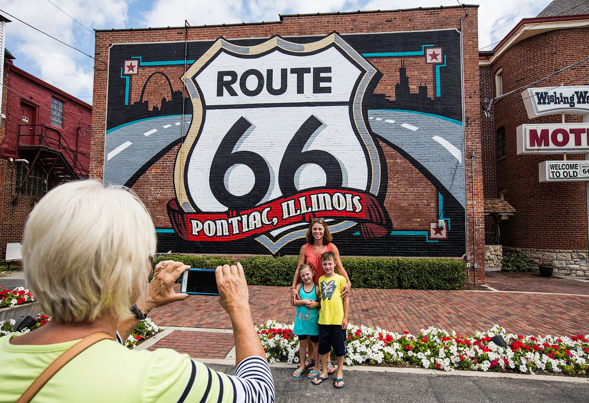 Fotografía familiar delante del mural « Route 66 » en Pontiac, Illinois