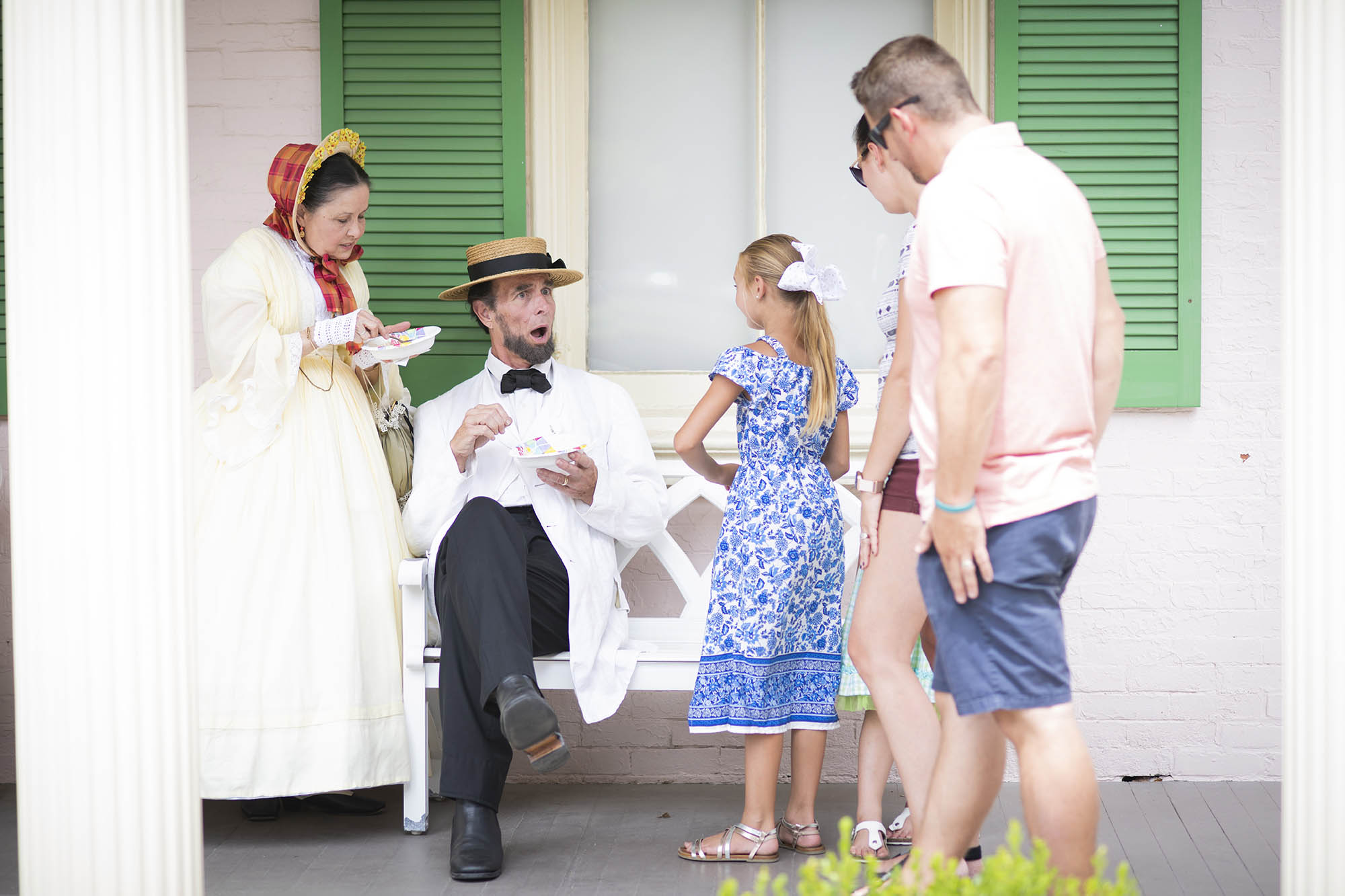 Uma família cumprimenta os encenadores na Casa Histórica Edwards Place, em Springfield, Illinois