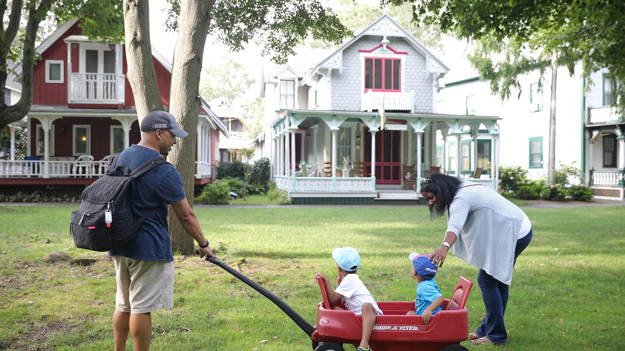 Une famille admirant les « Gingerbread Houses » à Oak Bluffs, faisant partie de l'African American Heritage Trail sur Martha's Vineyard, Massachusetts