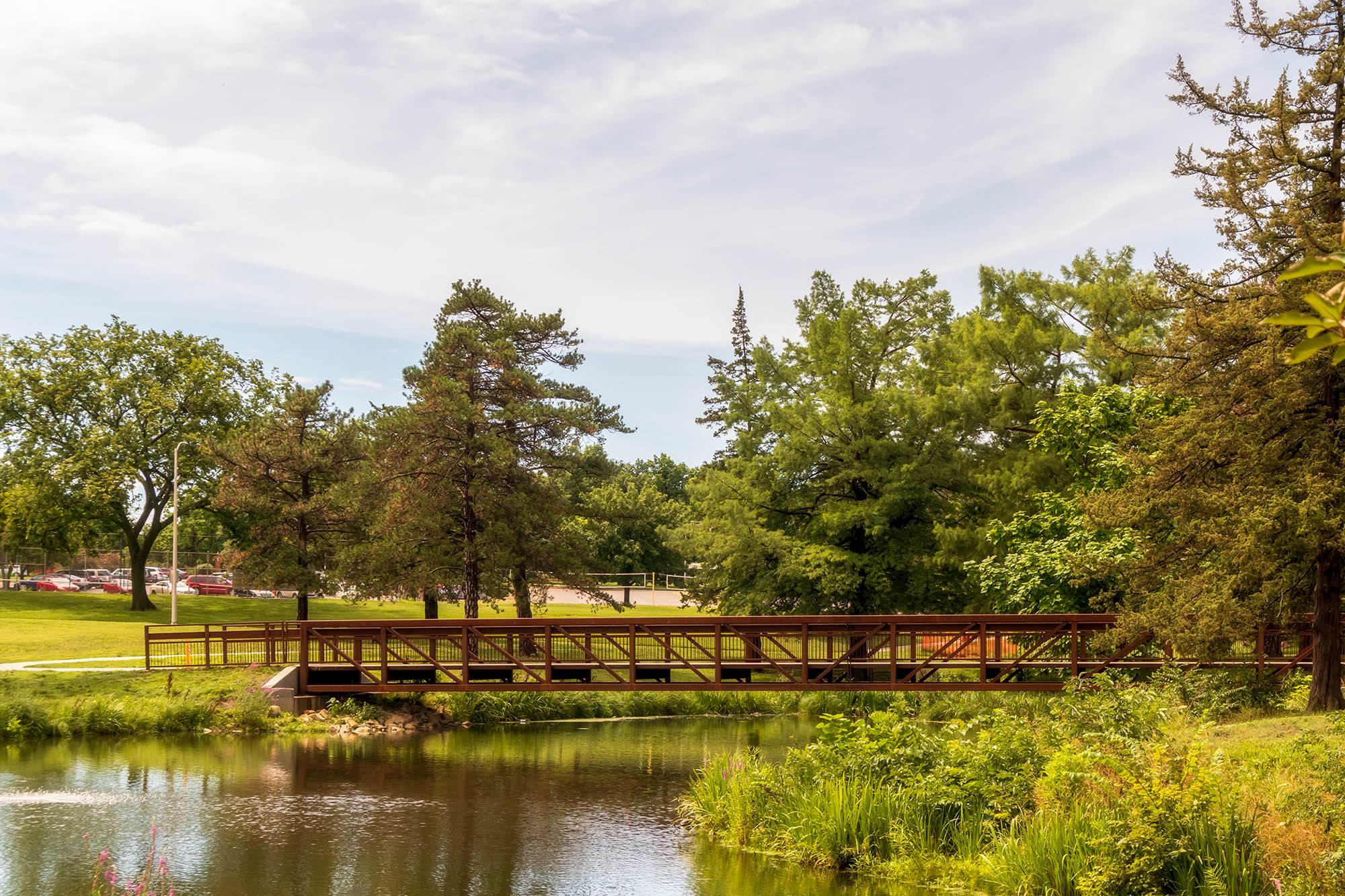 Pont au-dessus du lac pittoresque à Gage Park en Topeka, Kansas