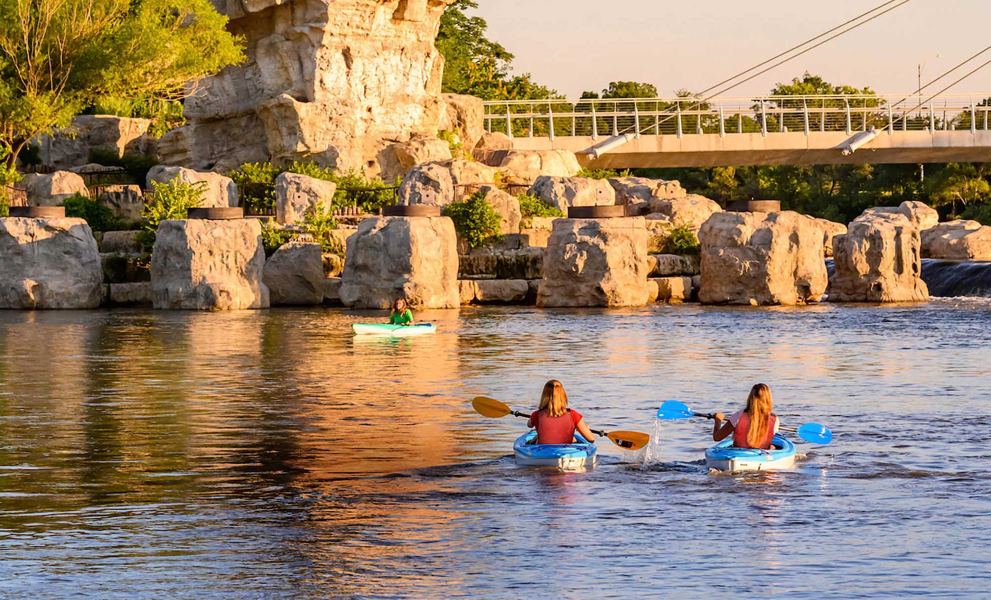 Kayak sur la rivière Arkansas sous la statue du Gardien des Plaines dans Wichita, Kansas; Crédit : Kansas Tourisme