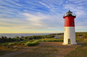 Ein Leuchtturm auf Cape Cod unter wolkenverhangenem Himmel