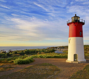 Un faro en Cape Cod bajo un cielo surcado de nubes