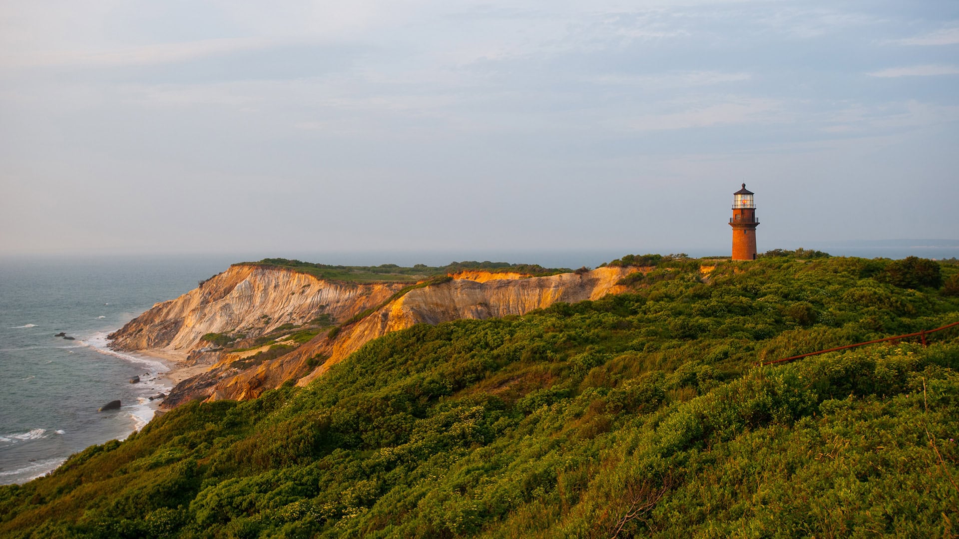 Le phare de Gay Head au sommet des falaises d'Aquinnah sur Martha's Vineyard, Massachusetts ; Crédit : Photo avec l'aimable autorisation de MOTT
