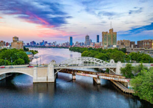 Sonnenuntergang über dem Boston Universitätsbrücke in Boston , Massachusetts Bildnachweis: Kyle Klein