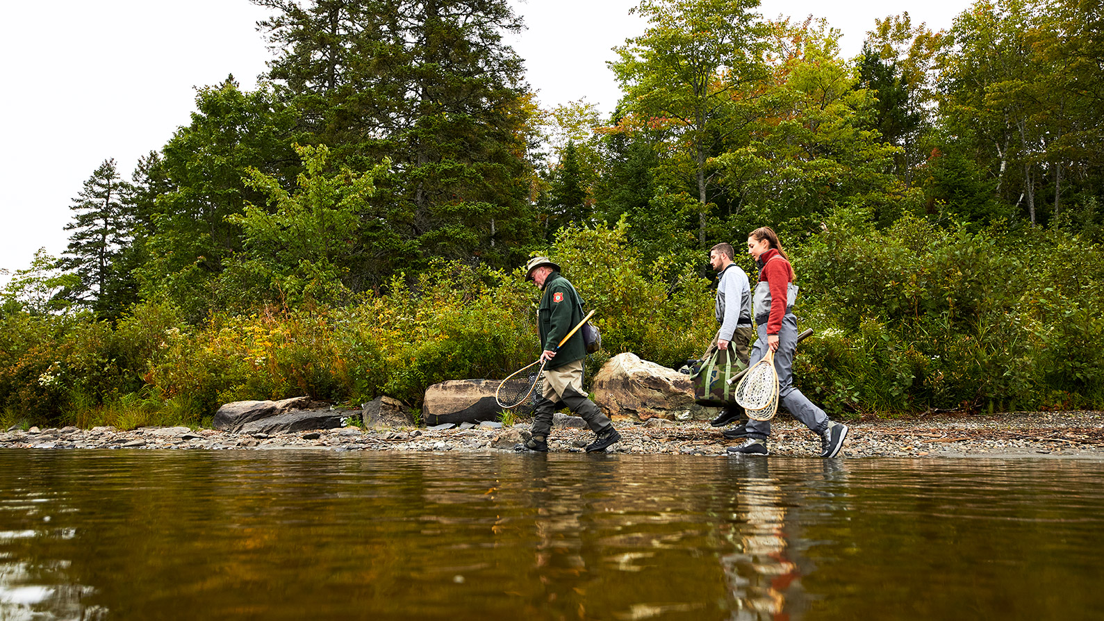 メイン州でフライフィッシングに行く準備をしている