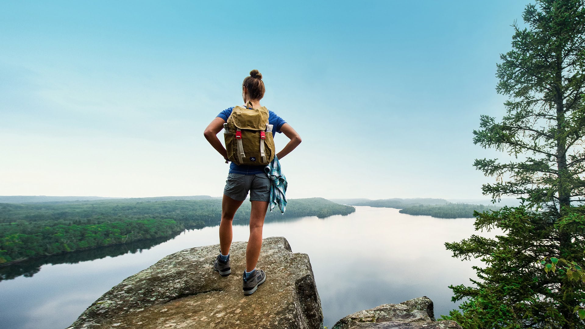 Wanderer auf dem Honeymoon Bluff in Grand Marais, Minnesota; Bildnachweis: Explore Minnesota