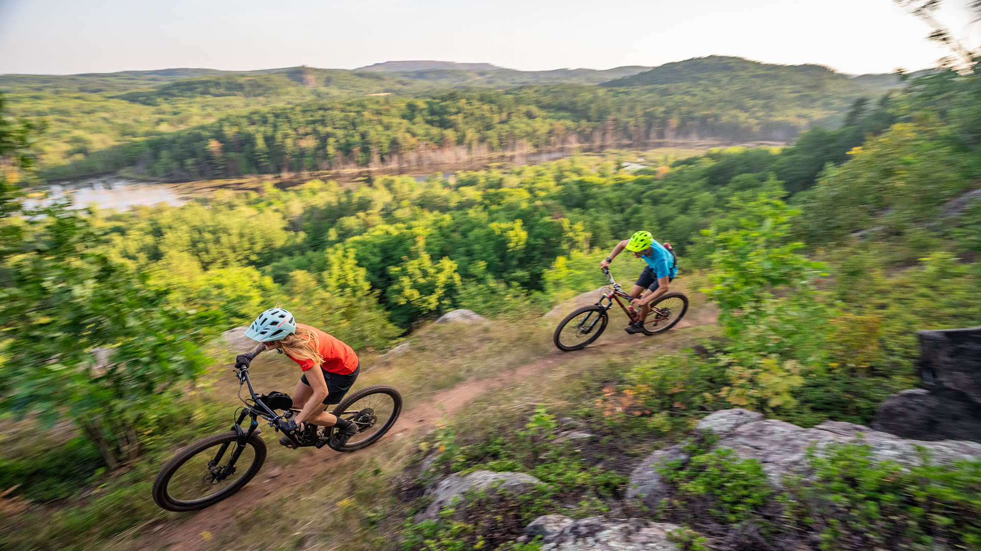 Cyclistes de montagne sur les sentiers RAMBA à proximité Marquette, Michigan