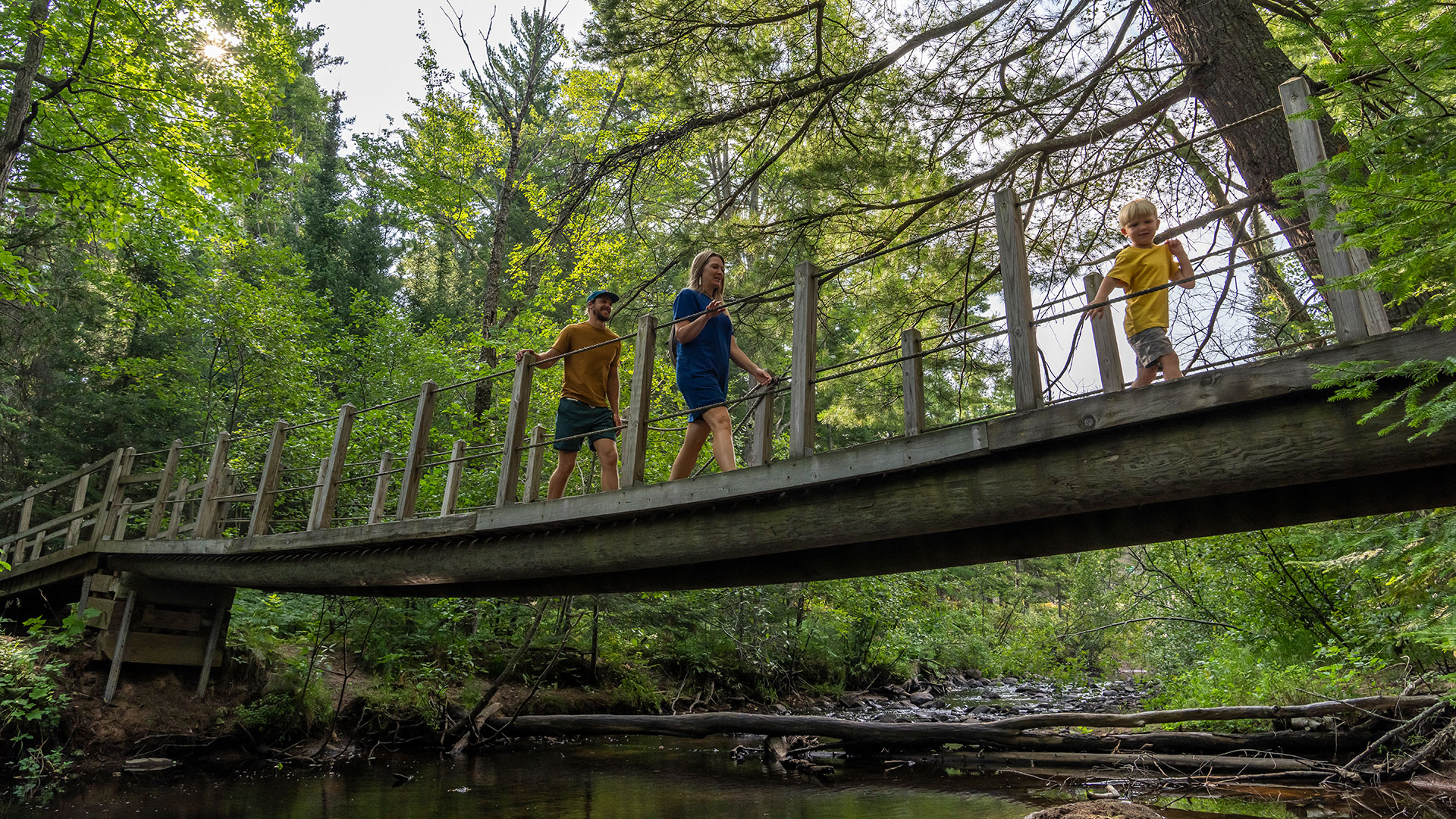 Famille marchant le long du sentier des oiseaux chanteurs près de Marquette, Michigan