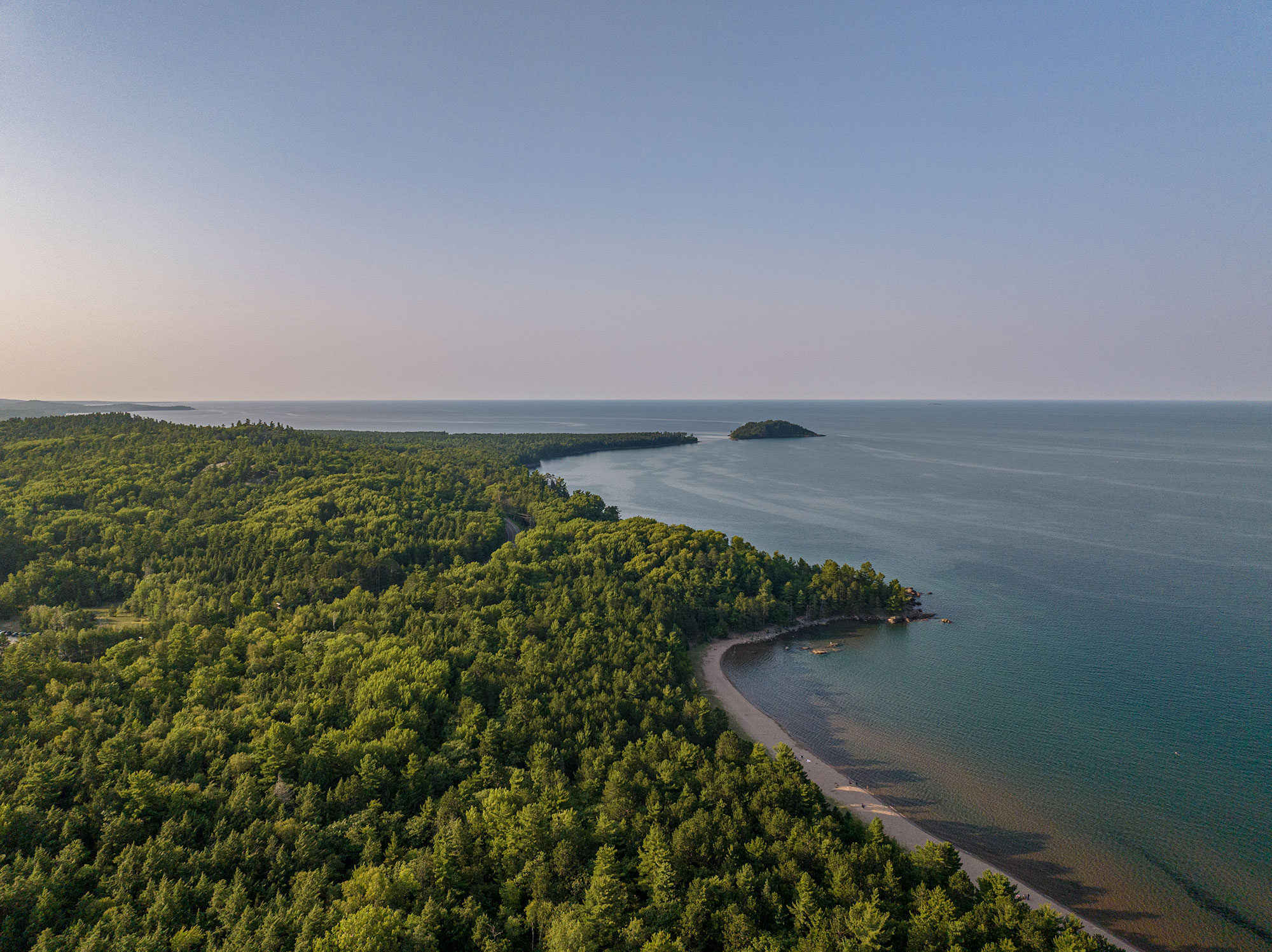 Vue aérienne de lac Supérieur et le Michigan Littoral près Marquette; Crédit : Travel Marquette