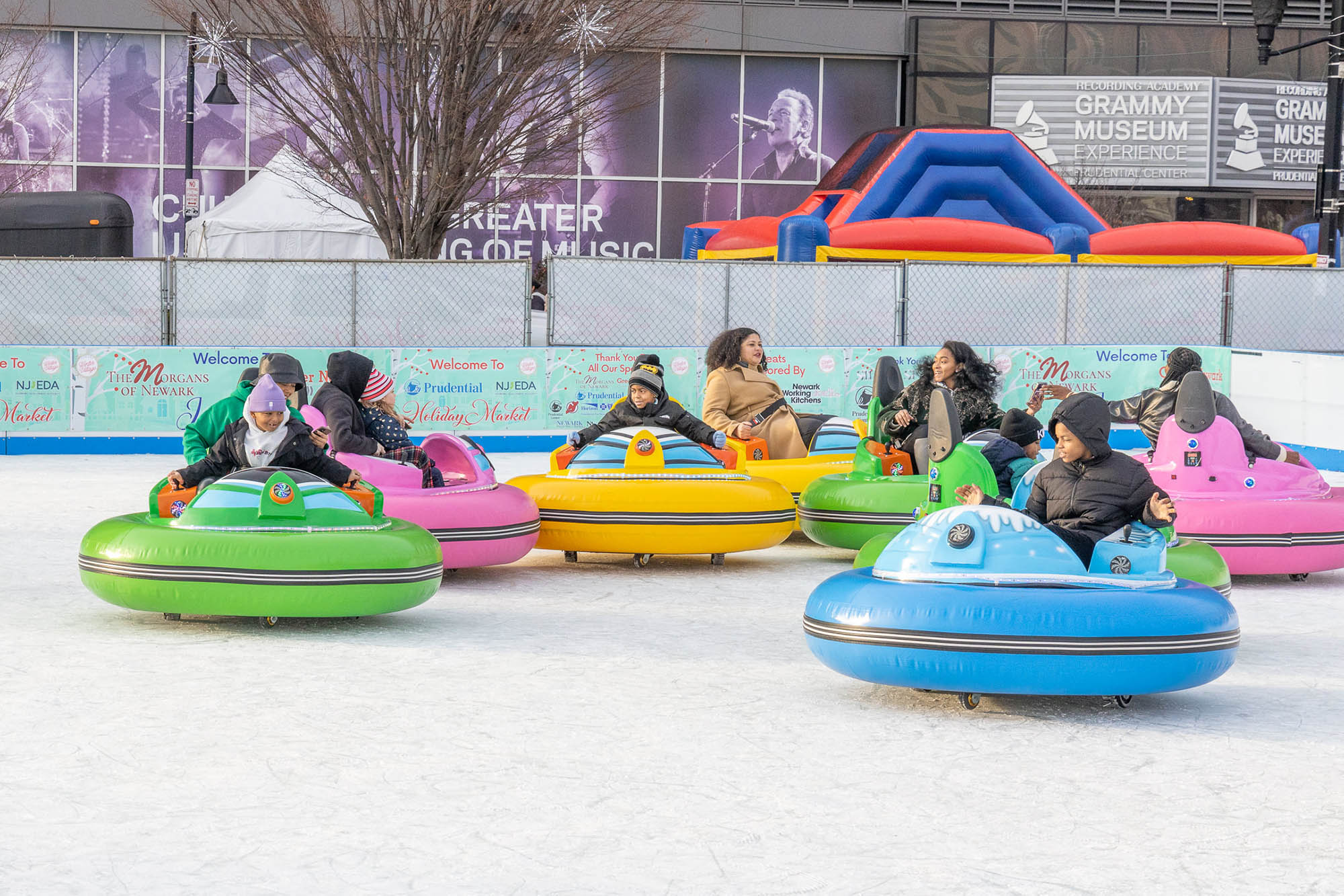 Atividades no gelo animam o Newark Village no Mulberry Commons, em Newark, Nova Jersey; Crédito: Alessandro “Fresco” Cerdas