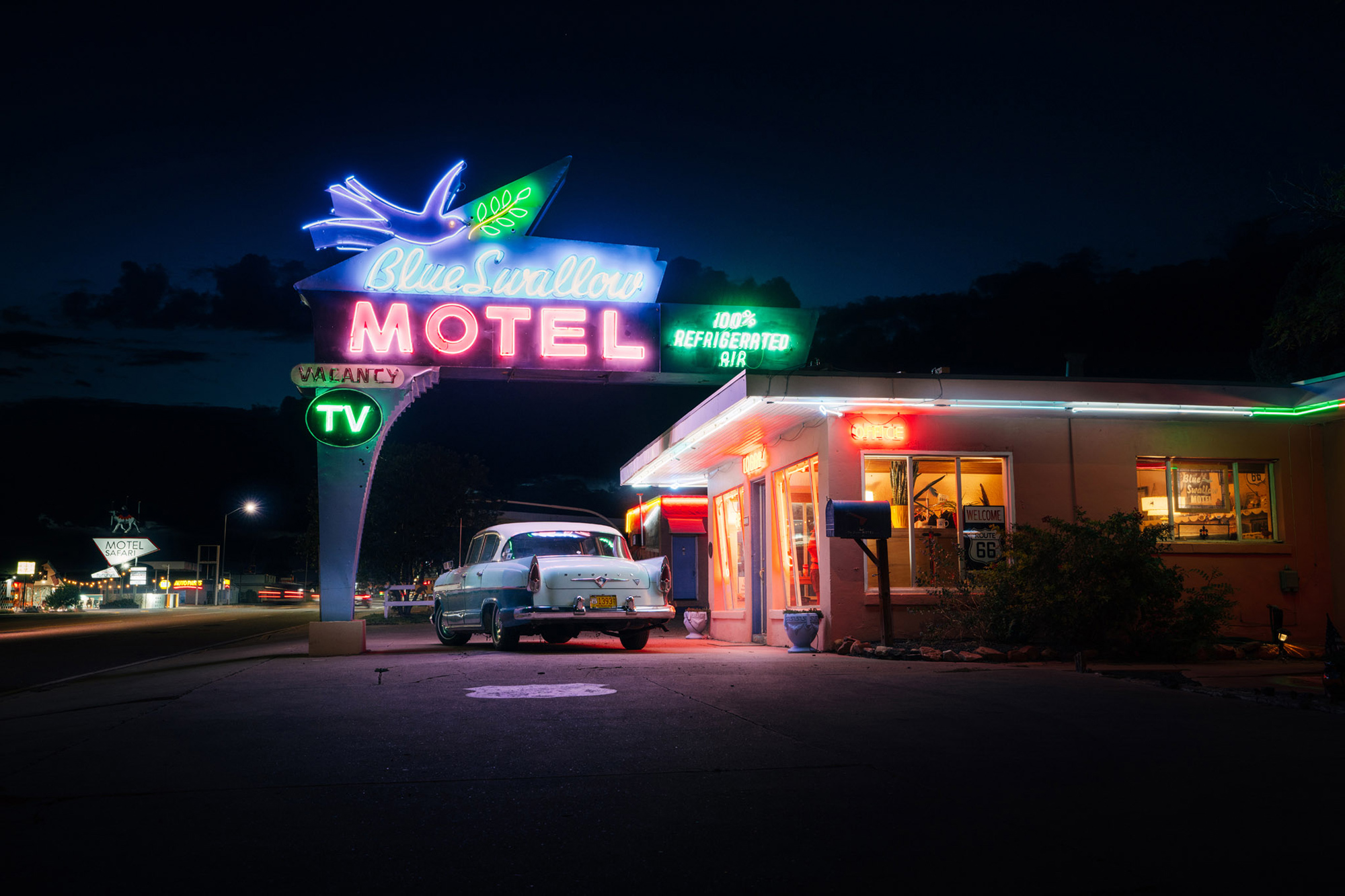 멕시코 투쿰카리의 66번 국도 따라 네온 불빛이 블루 스왈로우 모텔을 밝히고 있다.
