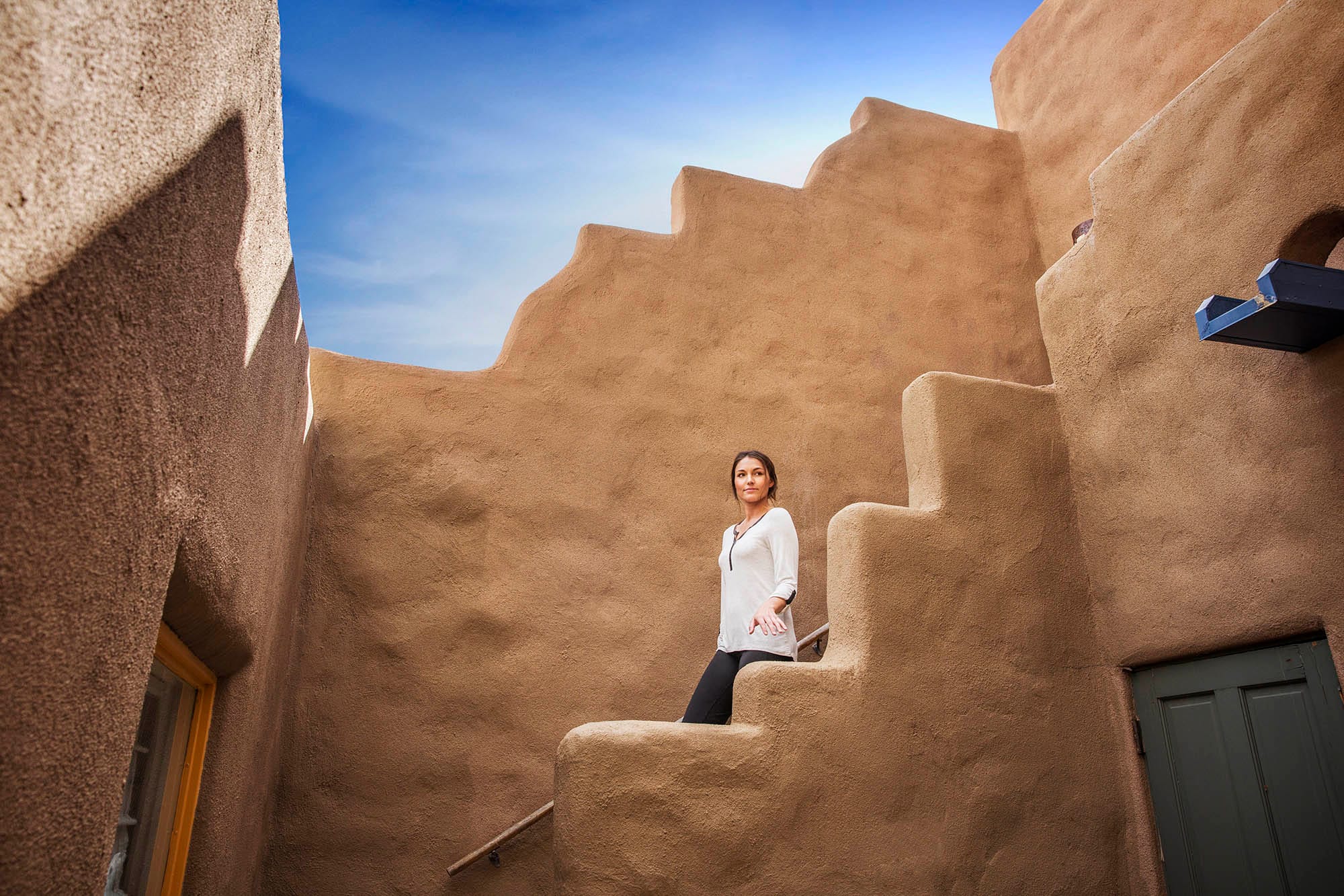 Eine Frau erkundet ein historisches Lehmgebäude in Santa Fe , Neu Mexiko