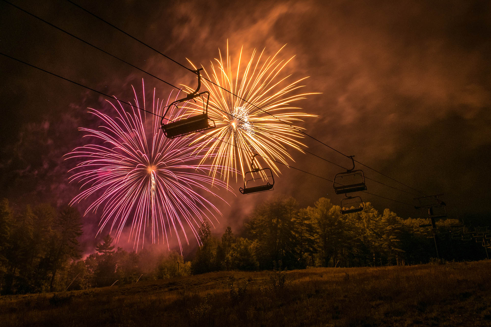 Teleférico com fogos de artifício durante a série de concertos de verão Arts Jubilee no Cranmore Mountain Resort, nas Montanhas Brancas New Hampshire