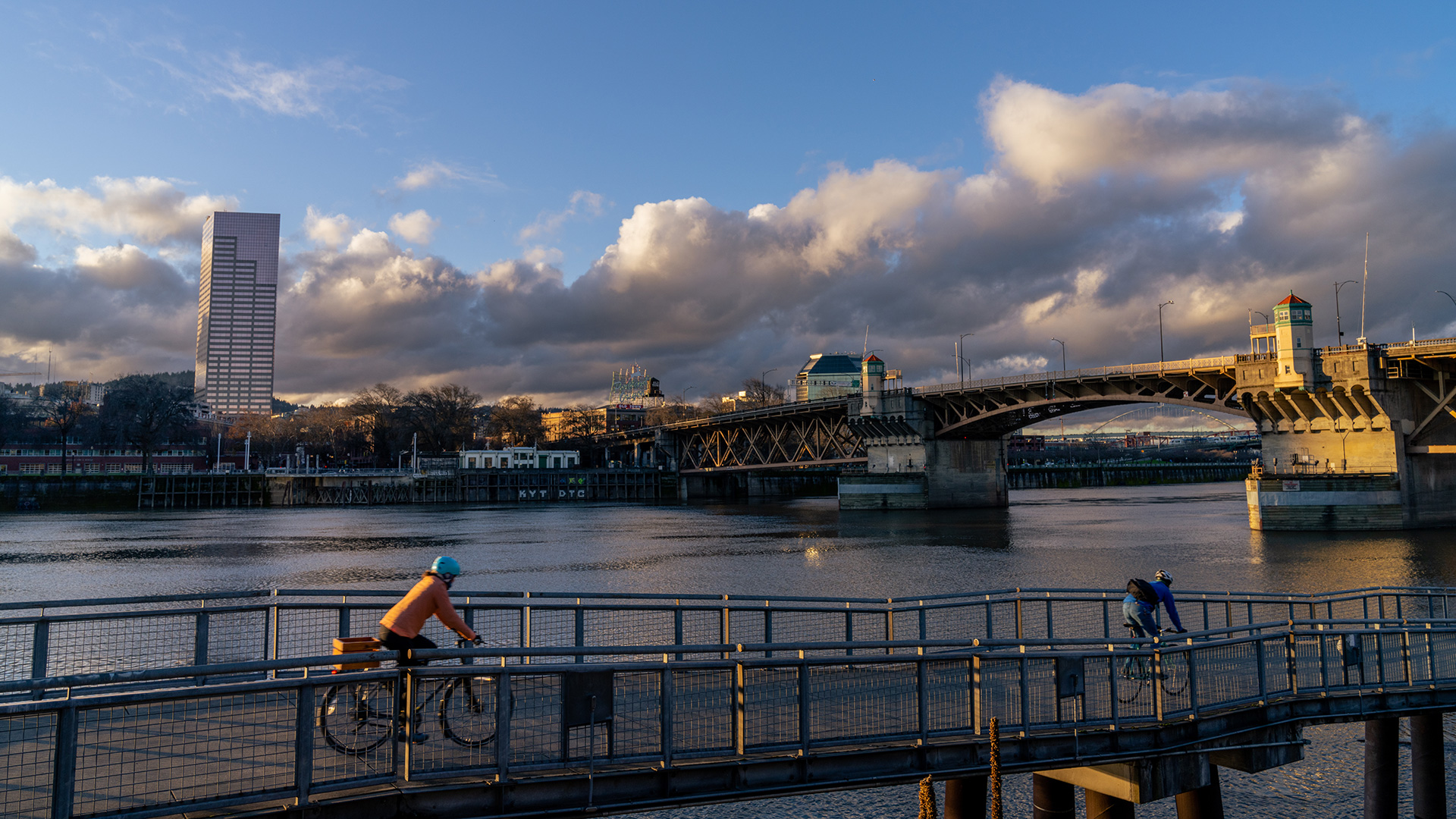 Radfahren auf der Eastbank Esplanade in Portland , Oregon Bildnachweis: Reise Portland