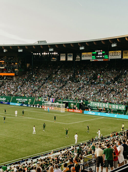 Les fans regardent un Portland Match de soccer des Timbers dans Portland, Oregon Crédit : Ashley Anderson, Voyage Portland