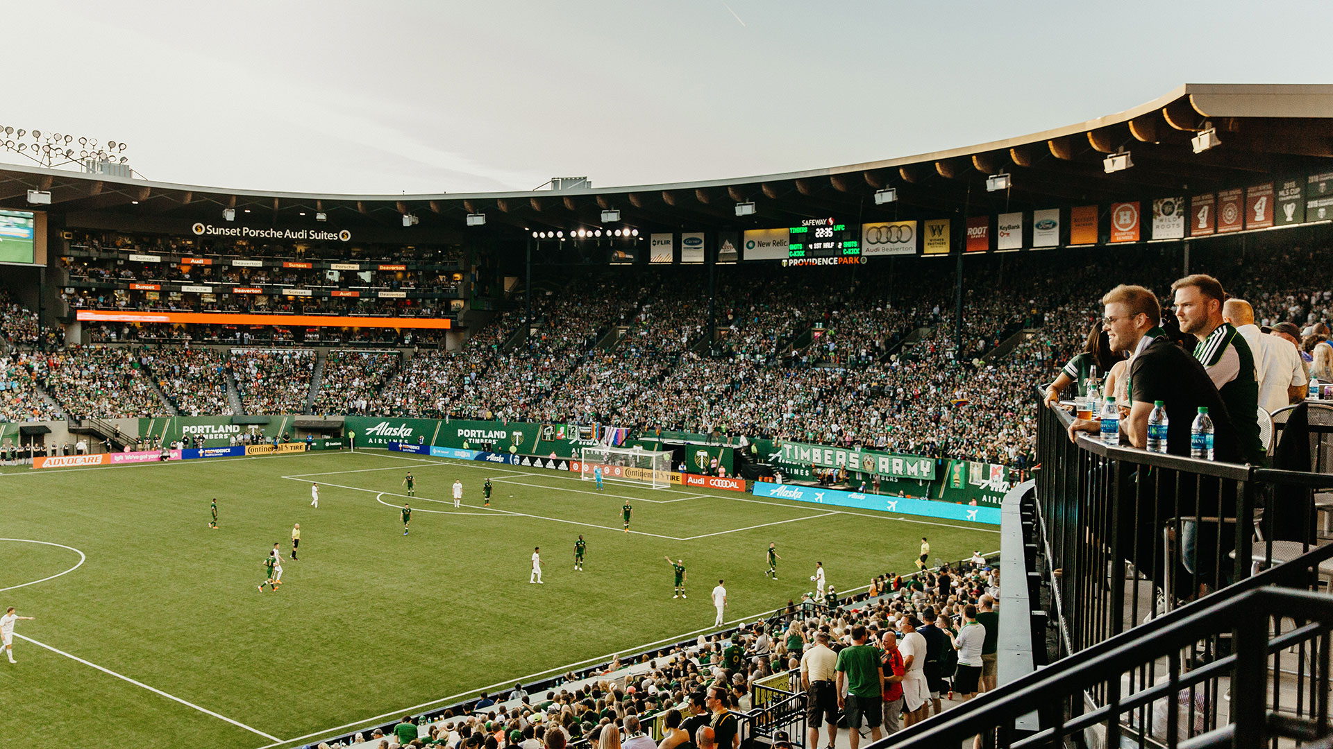 Fans, die sich ein Portland Timbers-Fußballspiel in Portland Oregon (Foto: Ashley Anderson, Reisebericht) Portland