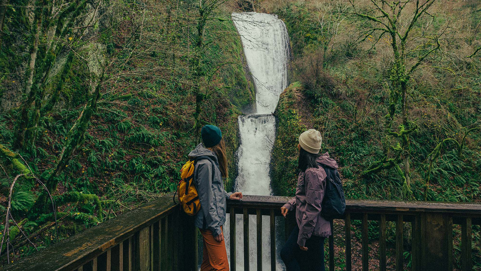 Wanderer besichtigen die Bridal Veil Falls in der Nähe Portland , Oregon