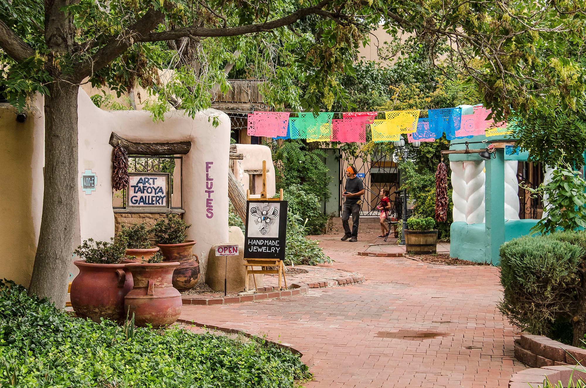 Edificios de adobe y la fachada de una iglesia en los alrededores de la plaza Old Town, en Albuquerque, Nuevo México