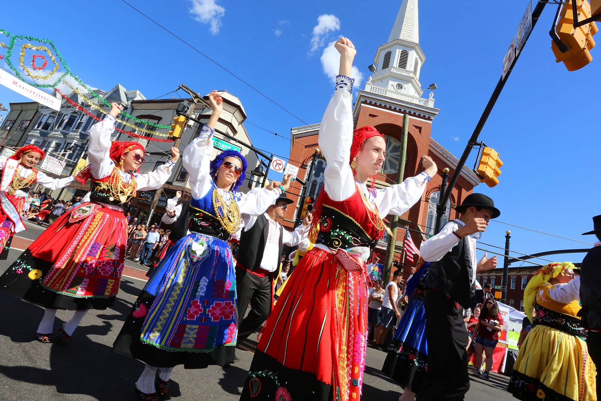 Desfilando com trajes tradicionais durante o Desfile do Dia de Portugal em Newark, Nova Jersey; Crédito: Anthony Alvarez