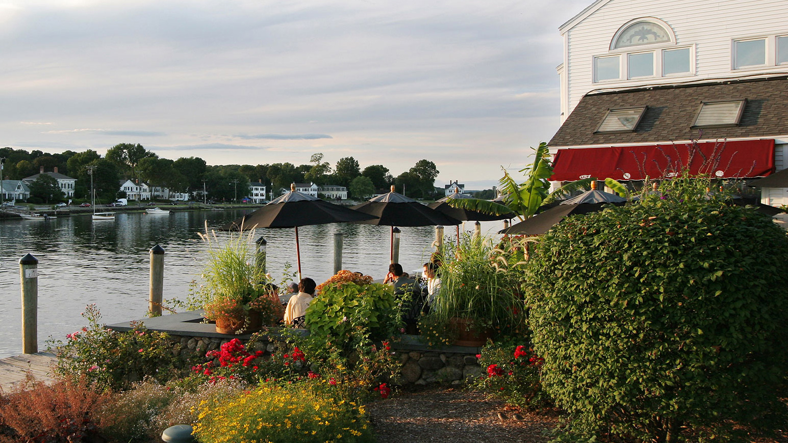 Cenare all'aperto lungo il Mystic a Mystic, nel Connecticut 