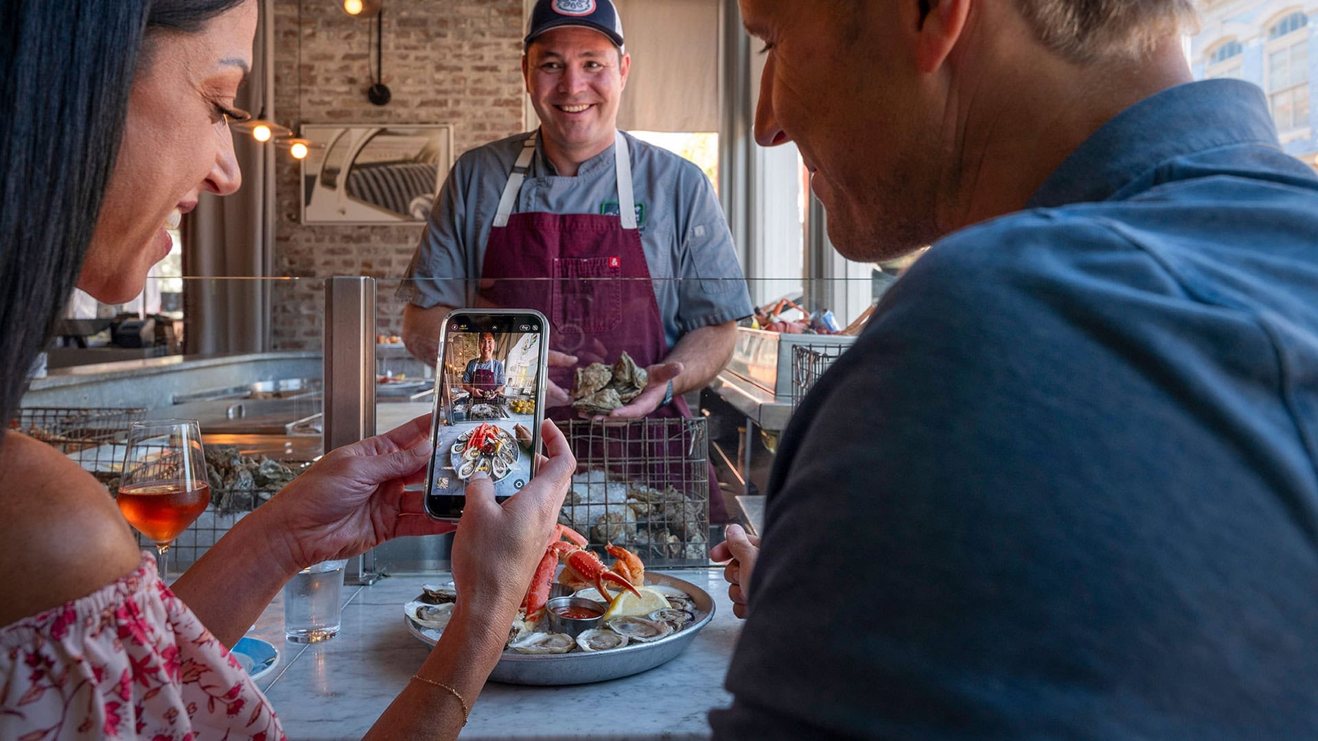 Visitantes y el chef en The Darling Oyster Bar en Charleston, Carolina del Sur.