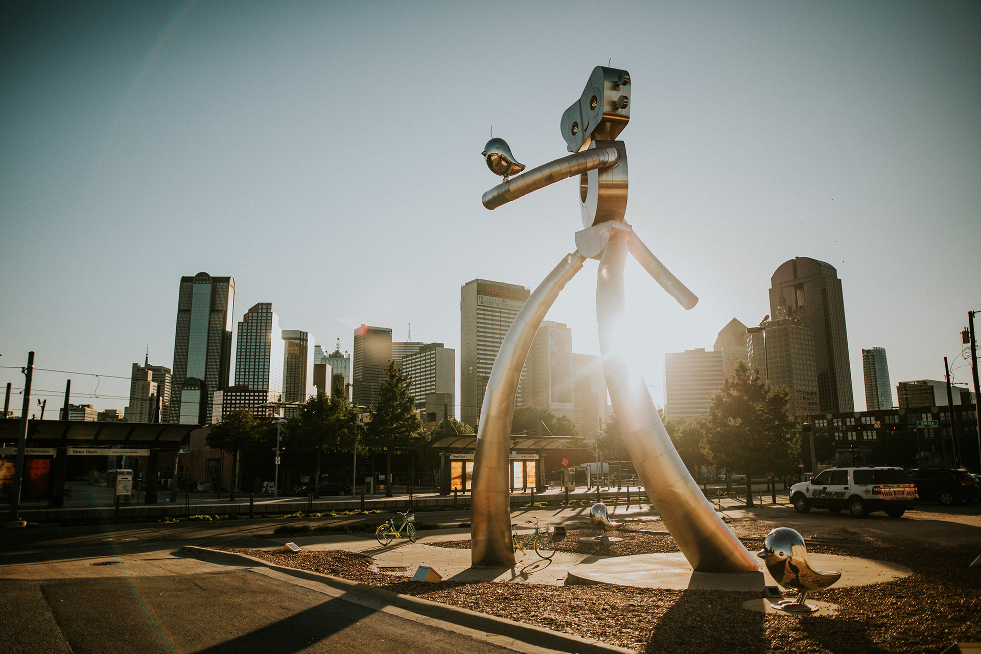 Escultura The Traveling Man en el barrio Deep Ellum de Dallas, Texas