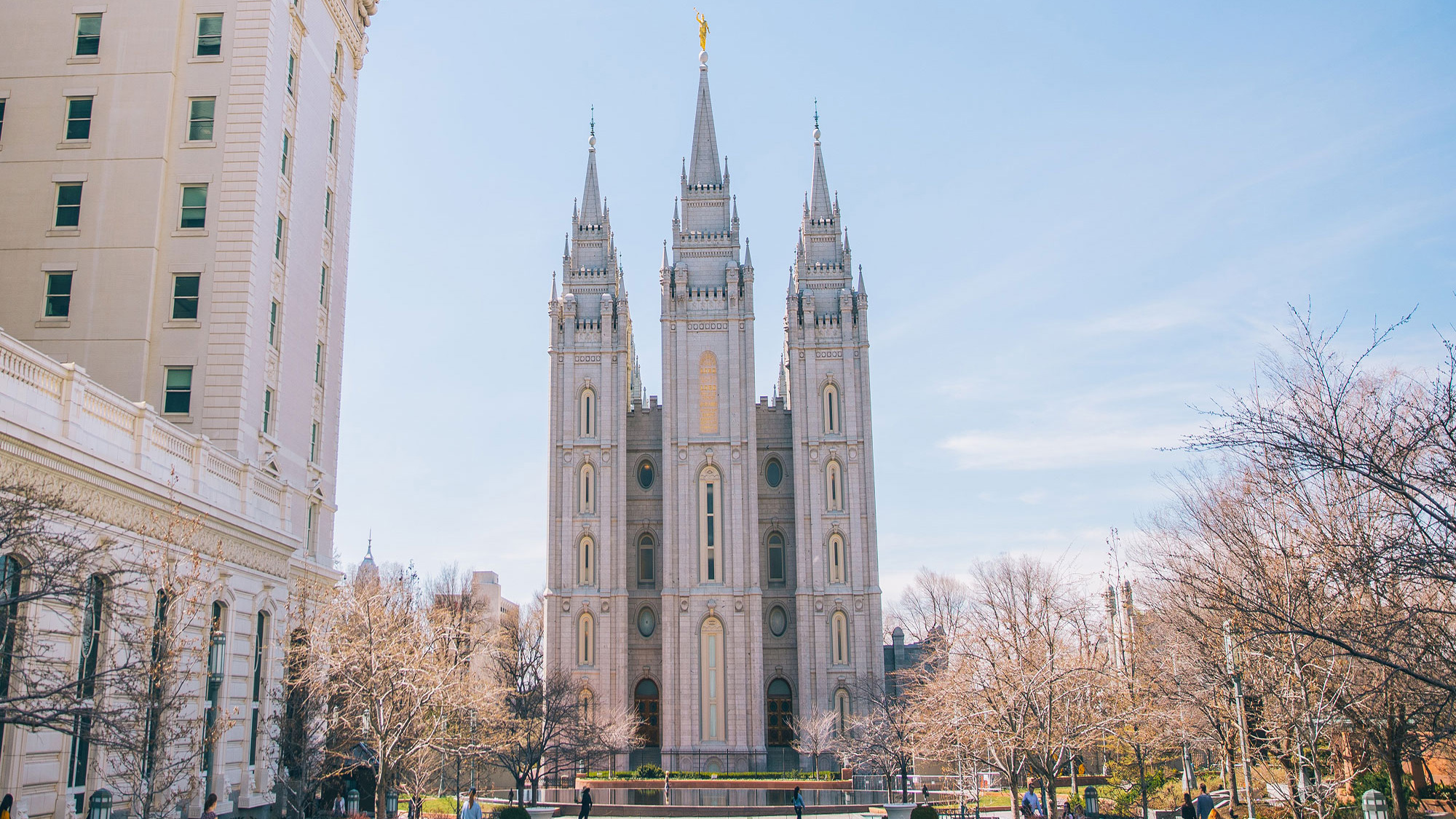 Fly into Salt Lake City to start your Utah trip with vibrant neighborhoods, famed landmarks, museums, shopping and dining.