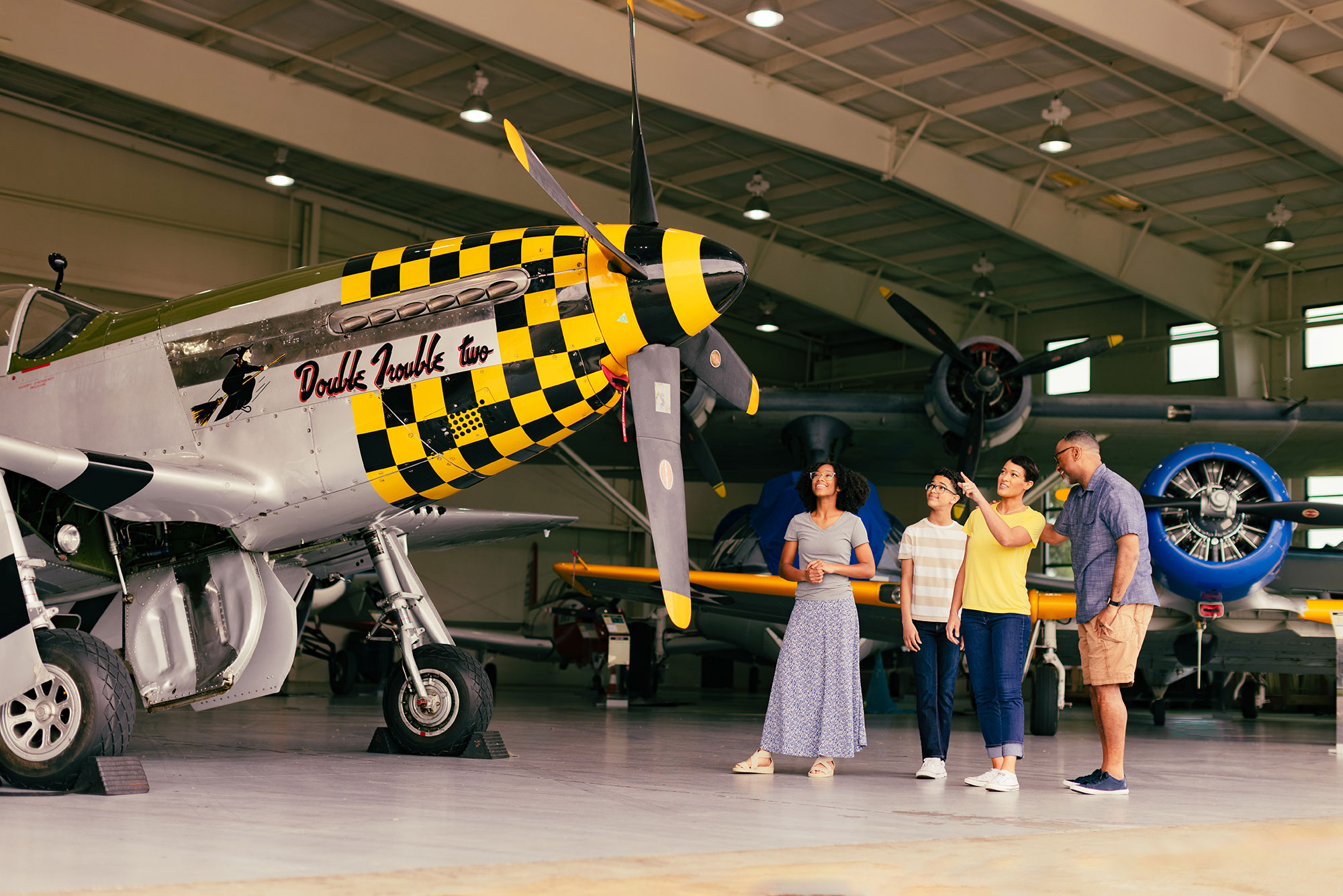 Familie besichtigt das Militärluftfahrtmuseum in Virginia Strand, Virginia