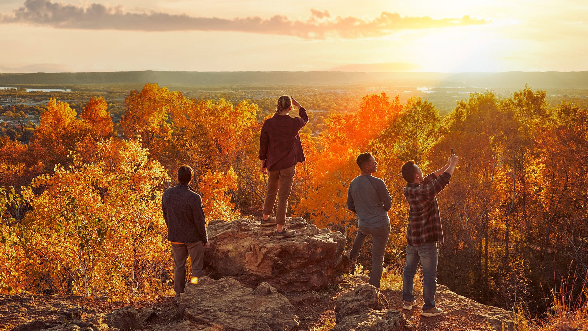 Randonneurs à l’automne à Grandad Bluff à La Crosse, Wisconsin
