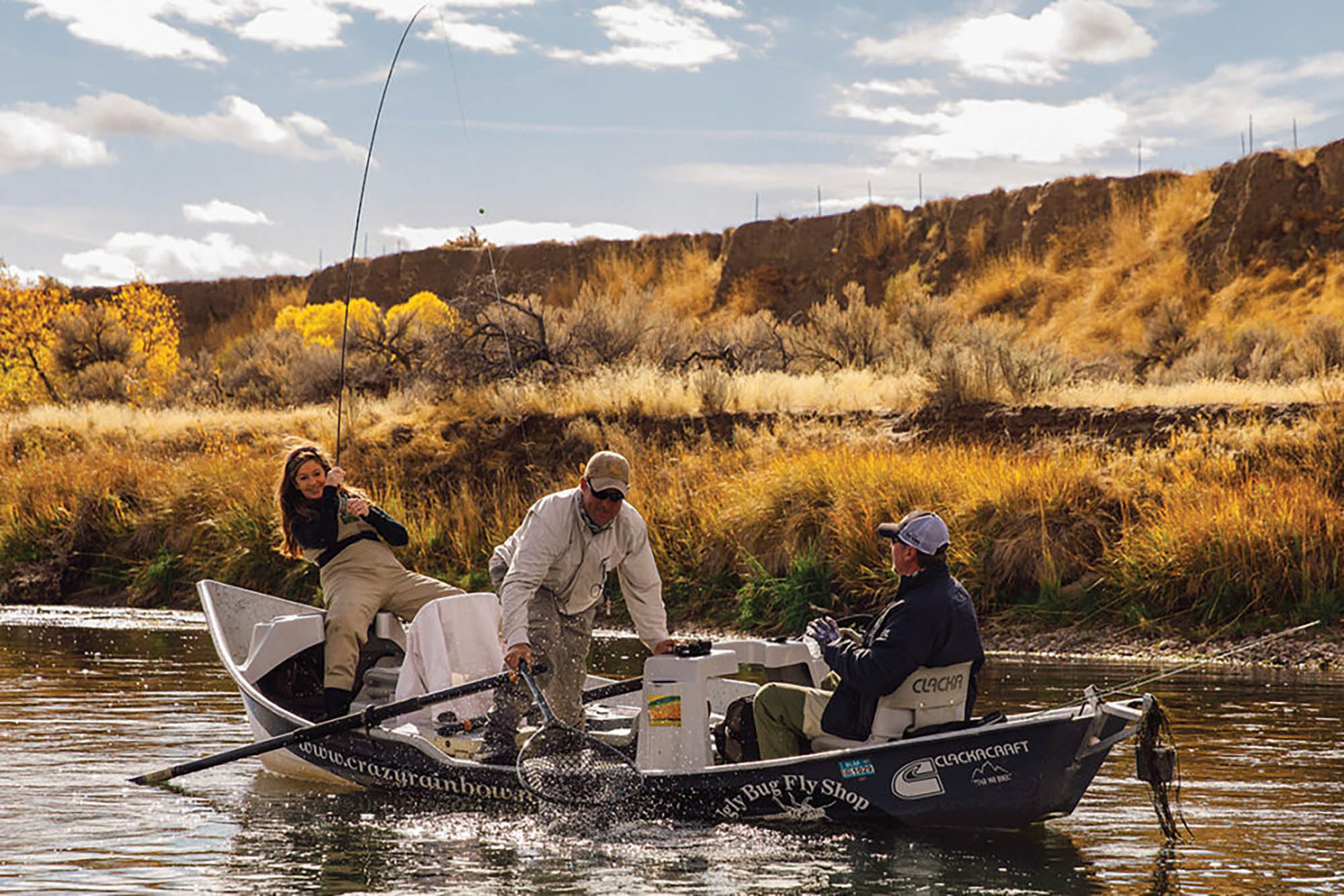 ワイオミング州 Casperのノース・プラット川で釣りを楽しむ友人たち 