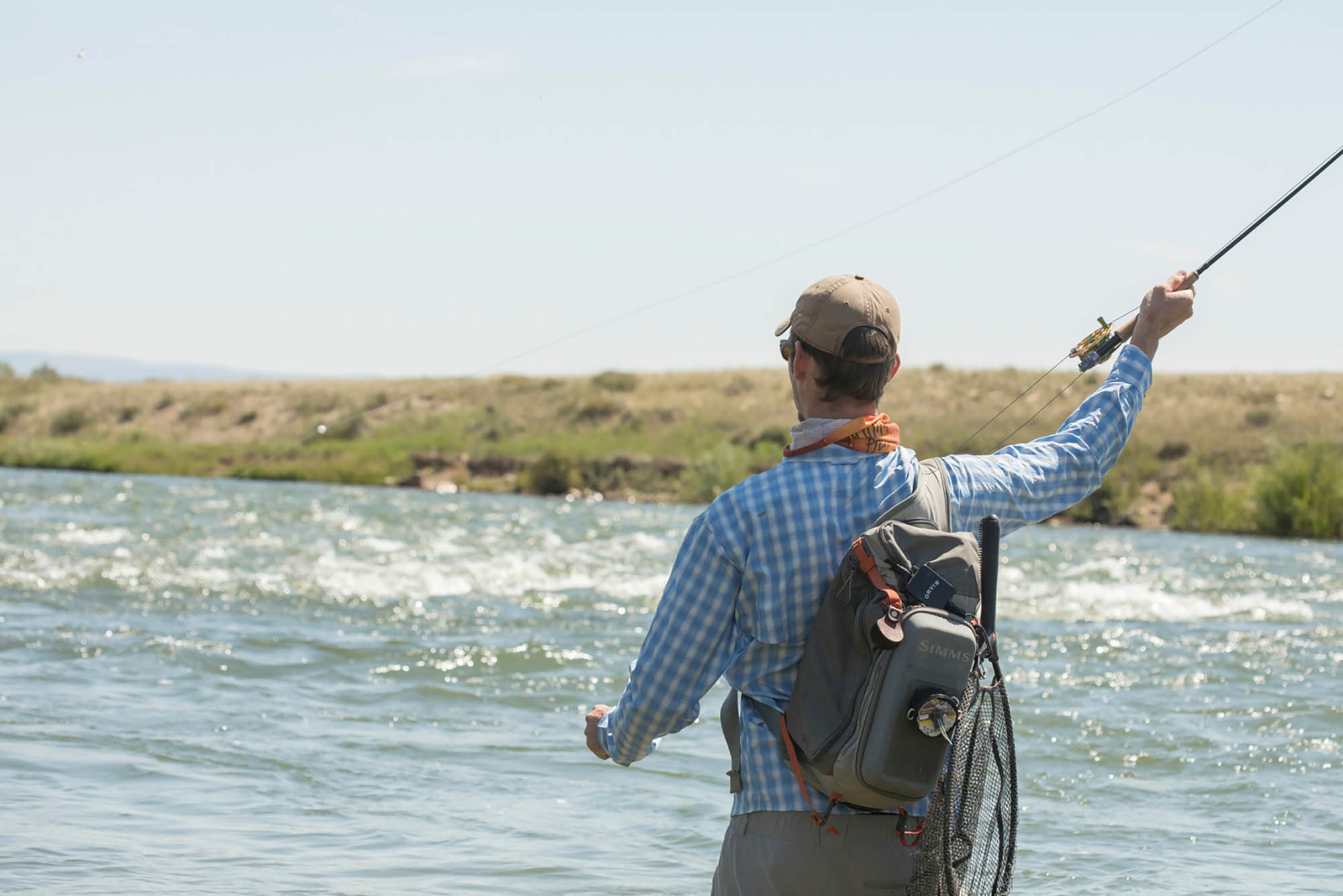 ワイオミング州 Casperのノース・プラット川でフライフィッシングをする男性 