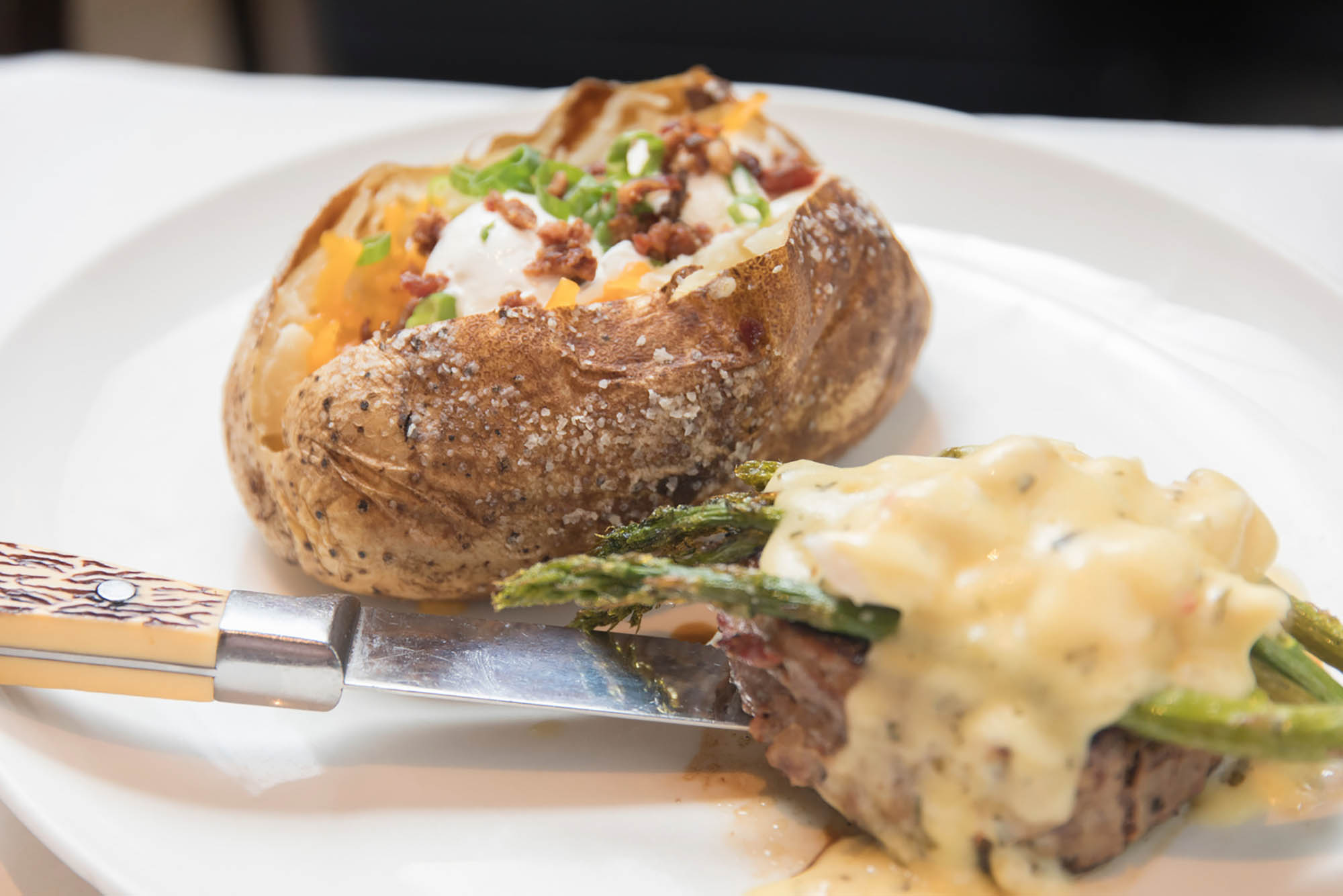 ワイオミング州 Casperにある「FireRock Steakhouse」のベイクドポテトとステーキ